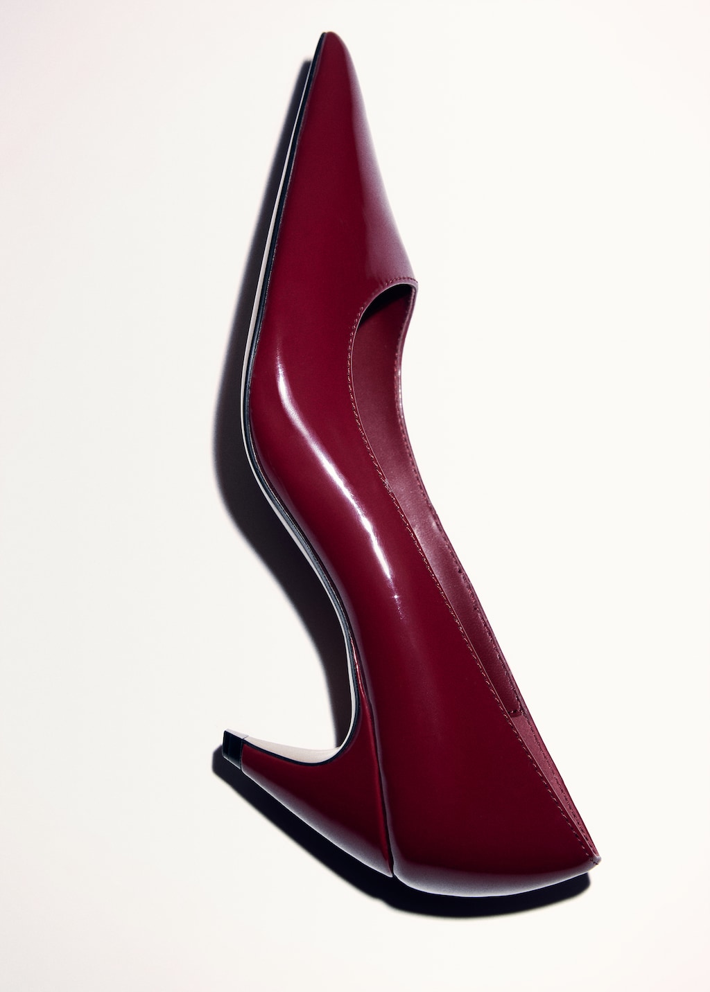 Patent leather heel shoes