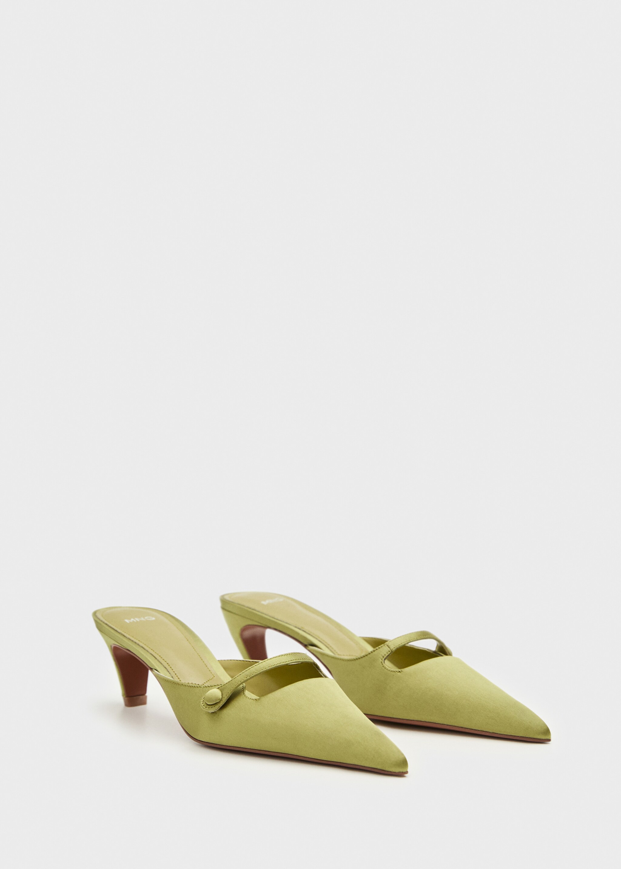 Zapato satinado tacón kitten - Plano medio