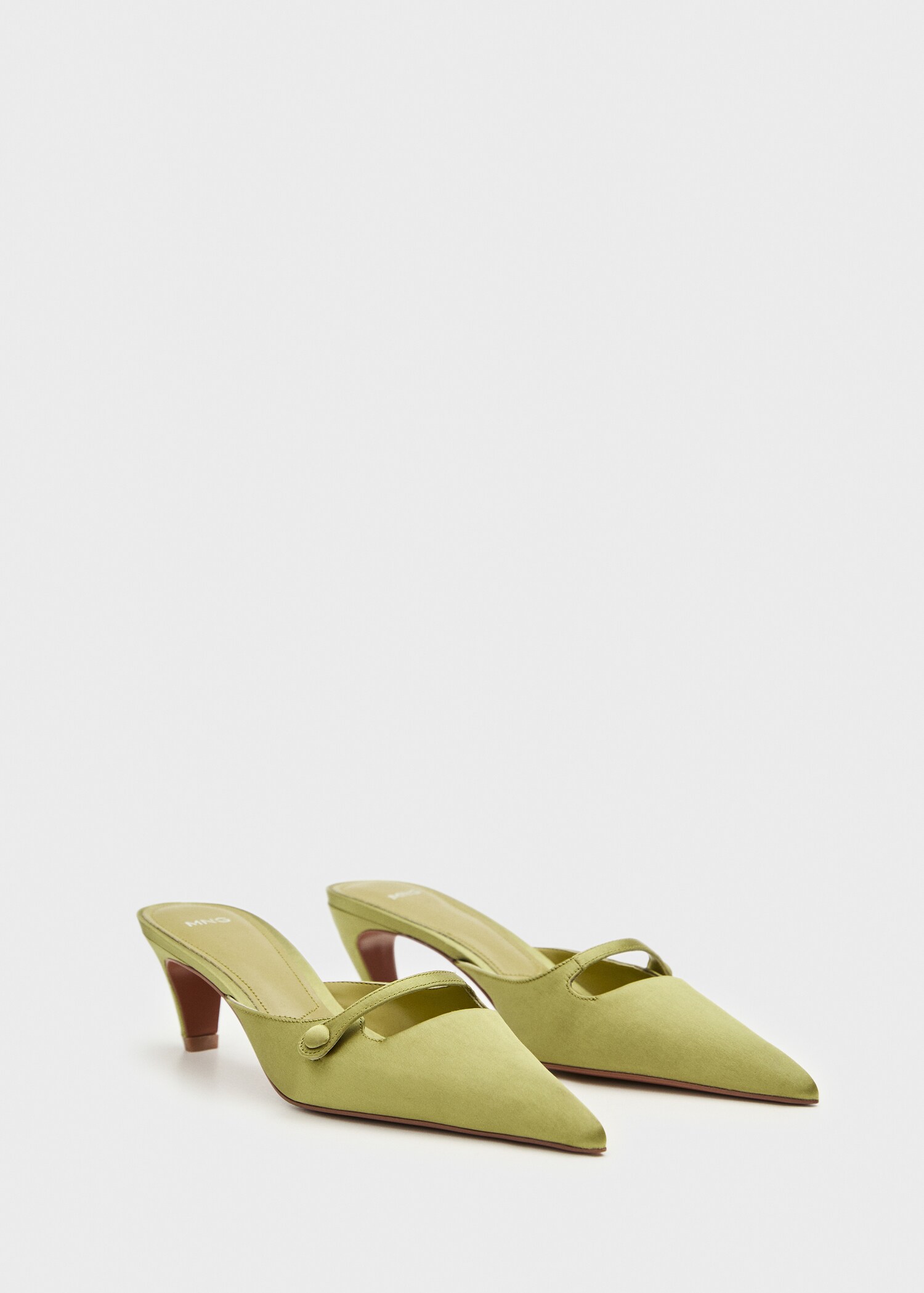 Satinierter Schuh mit Kitten-Heel - Mittlere Ansicht