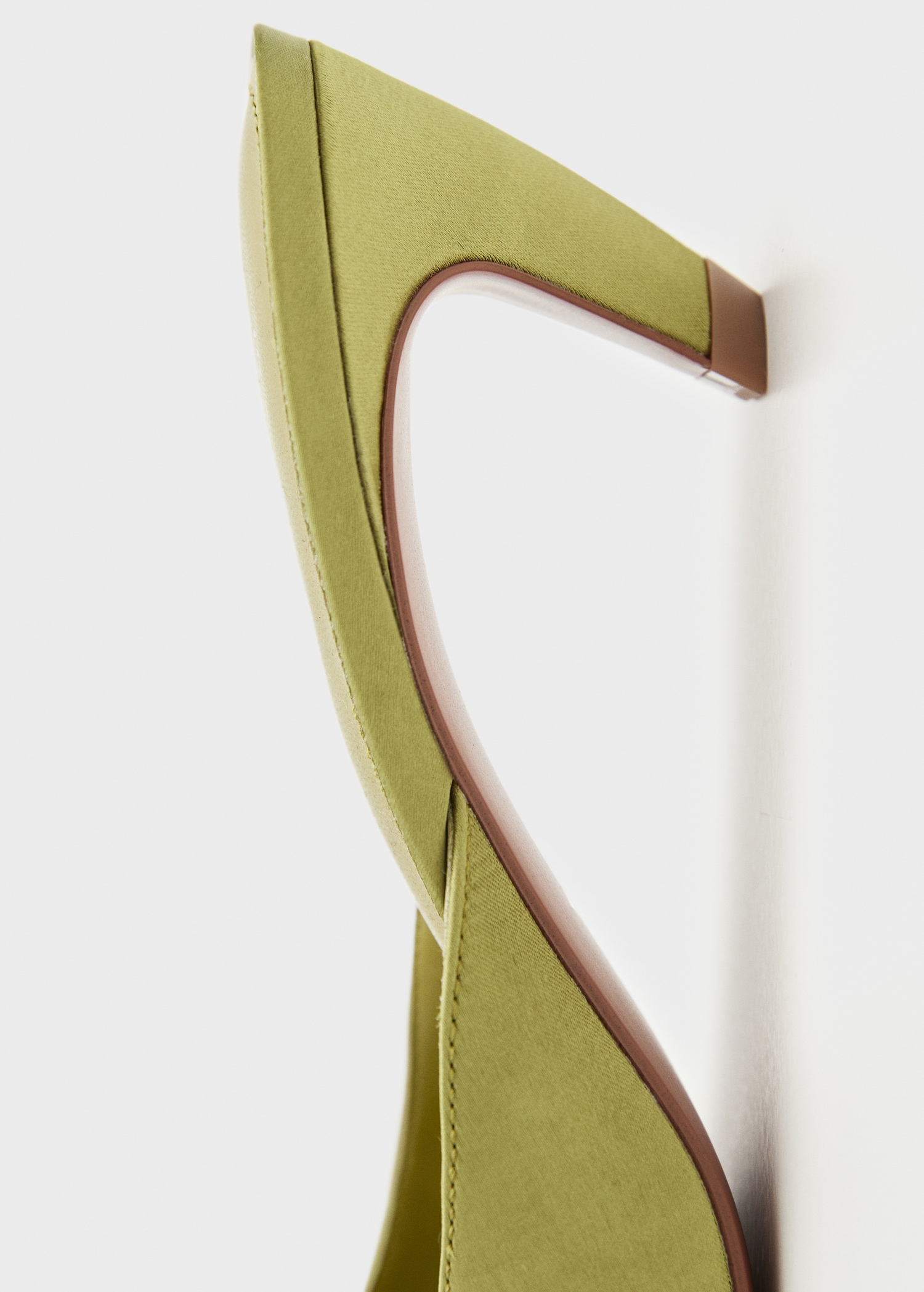 Saténové boty na tenkém podpatku - Žena | MANGO Czech Republic