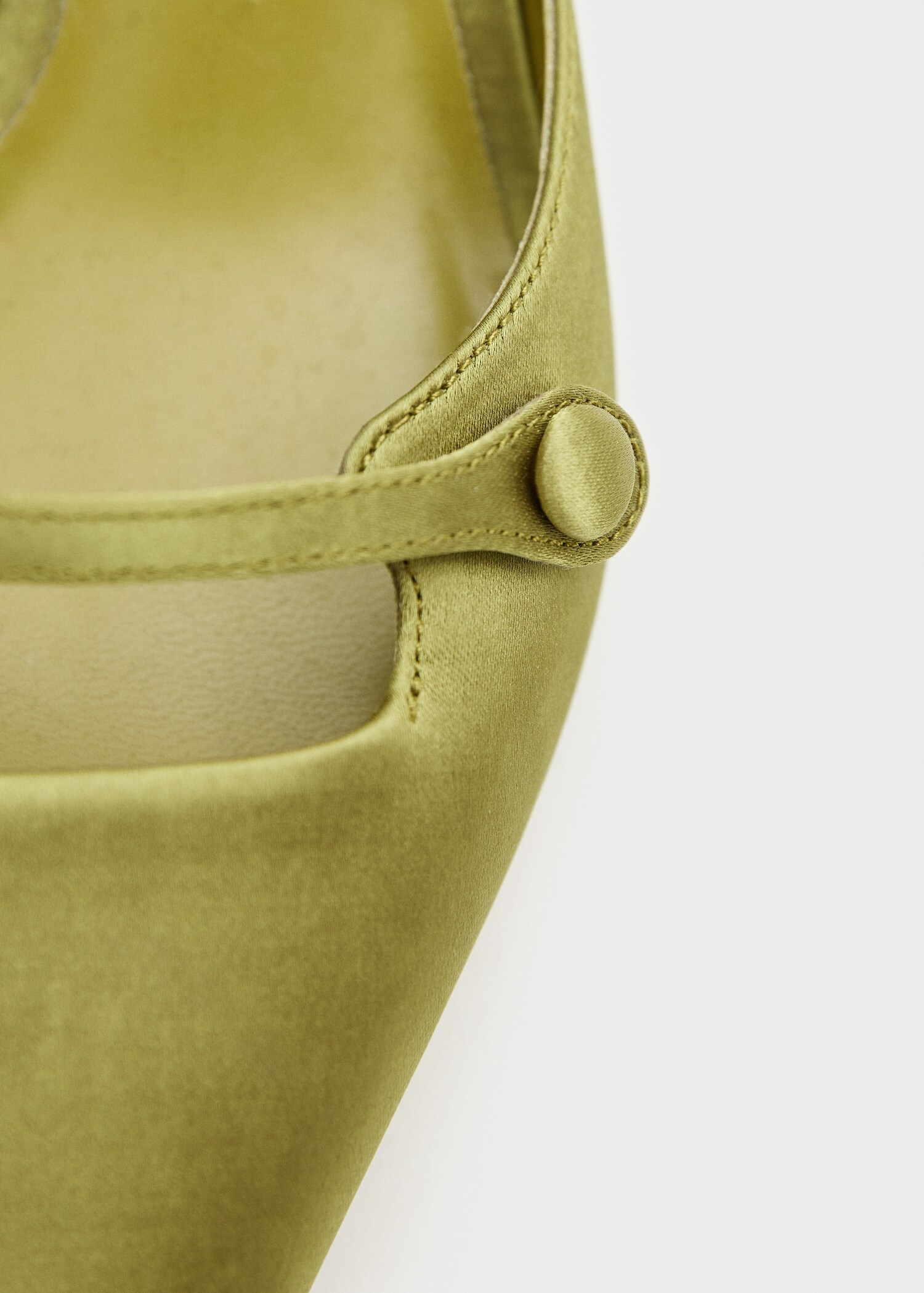 Satinierter Schuh mit Kitten-Heel - Detail des Artikels 3