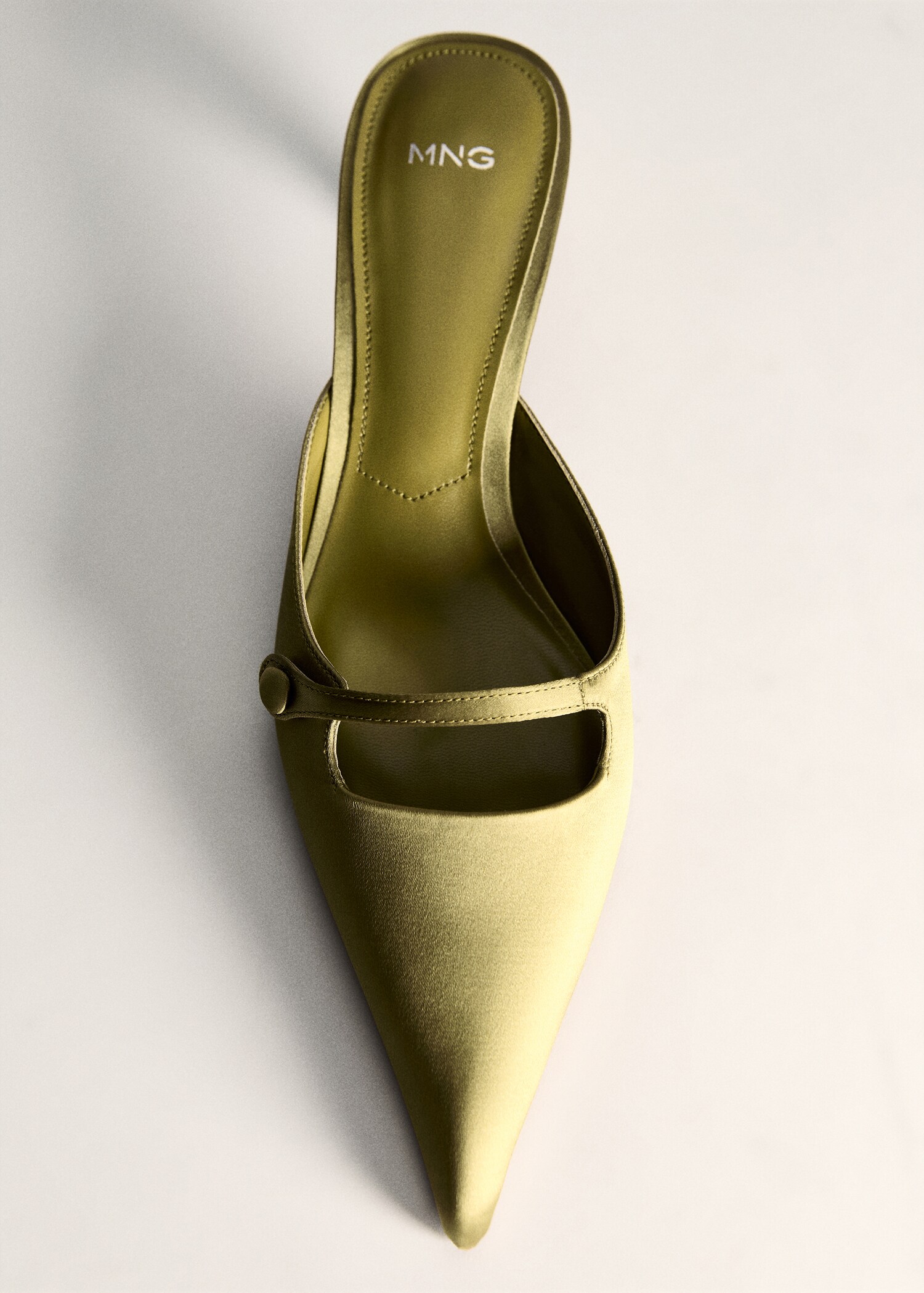Satinierter Schuh mit Kitten-Heel - Detail des Artikels 5