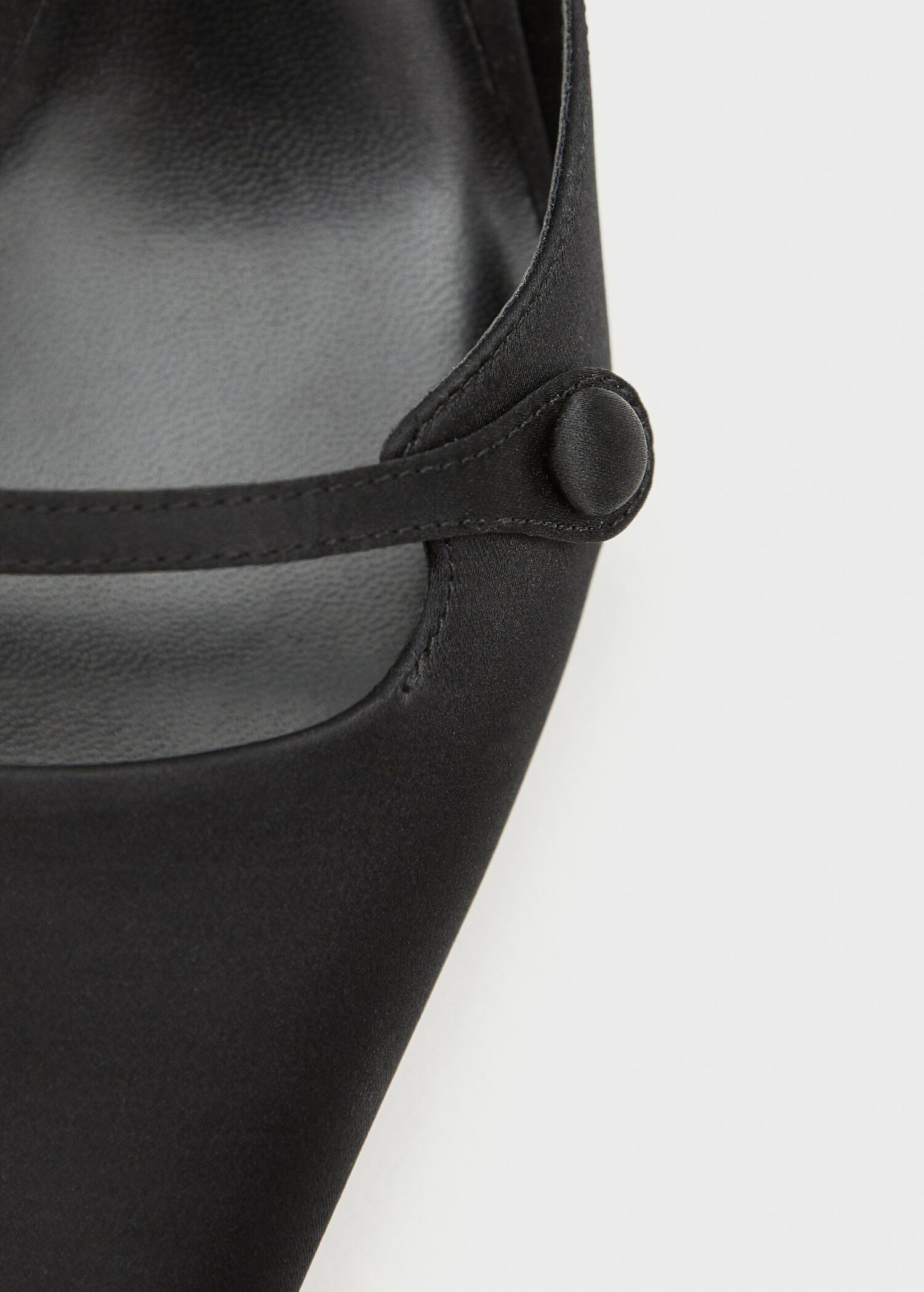 Satin kitten-heel shoes - Details of the article 3