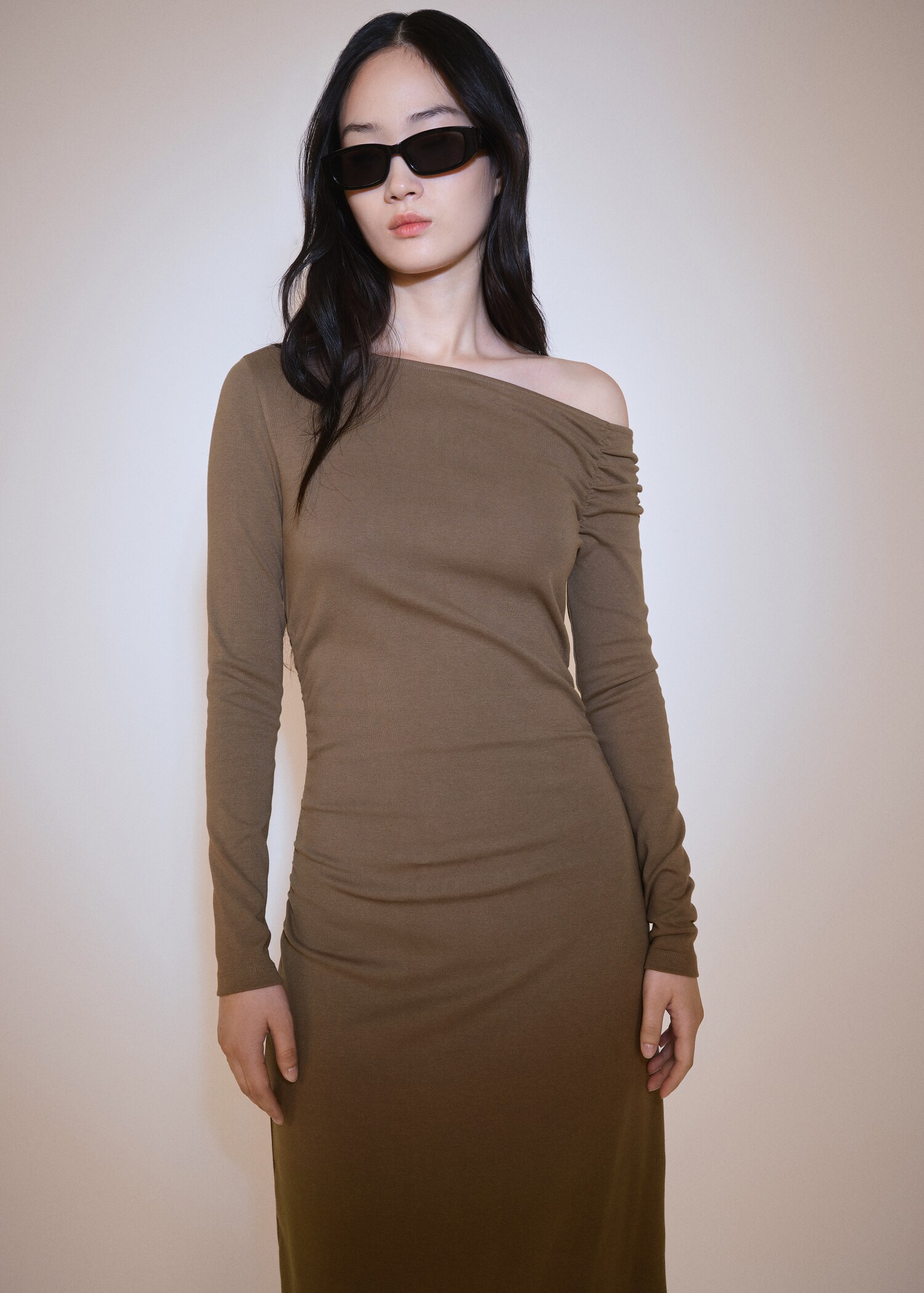 Asymmetrical dress with slit - Medium plane