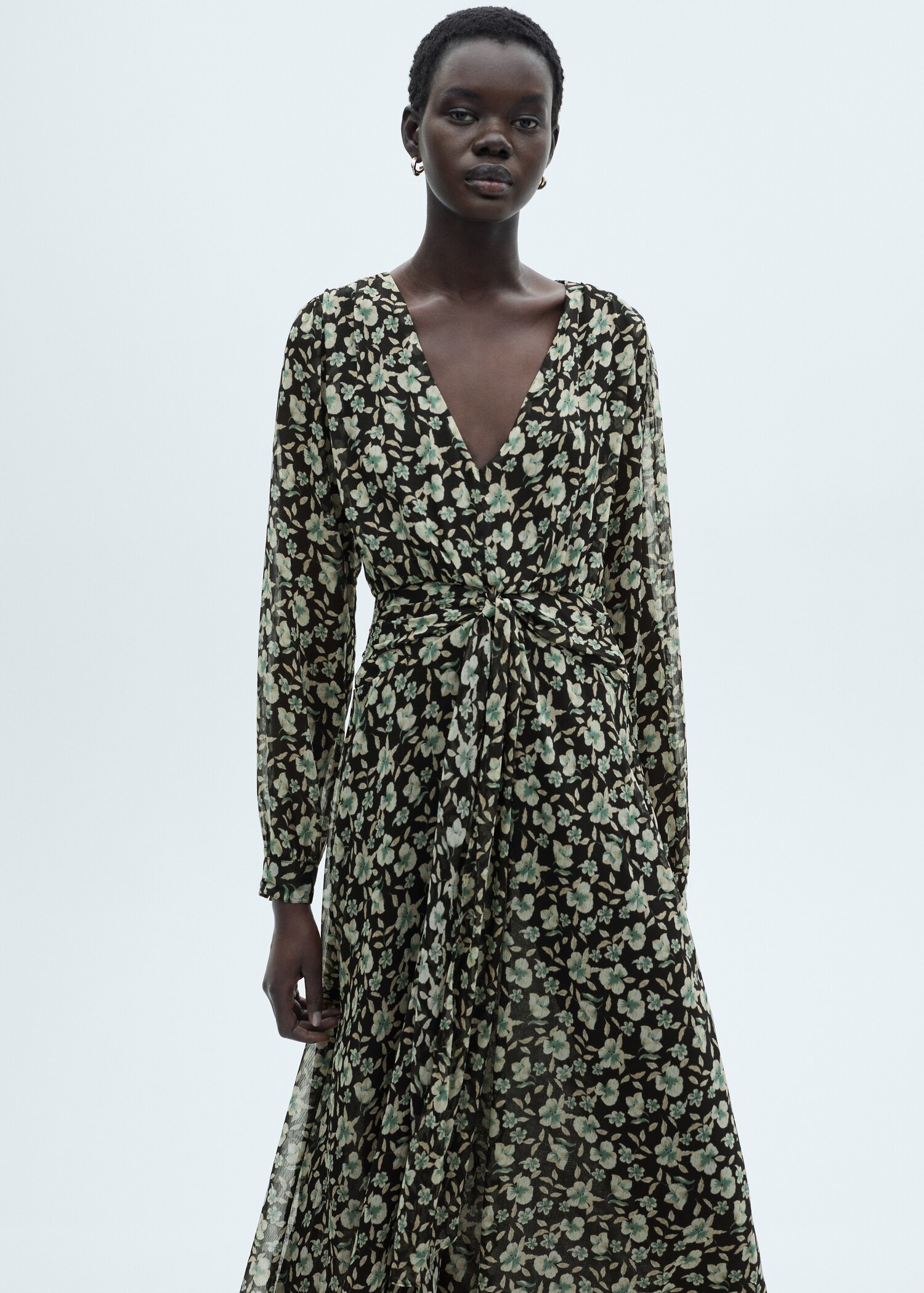 Robe en gaze à fleurs - Plan moyen