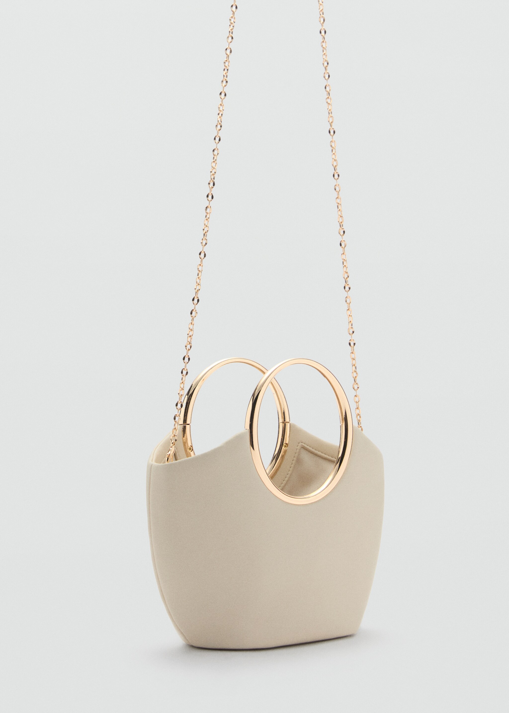 Handbag with metallic details - Средний план