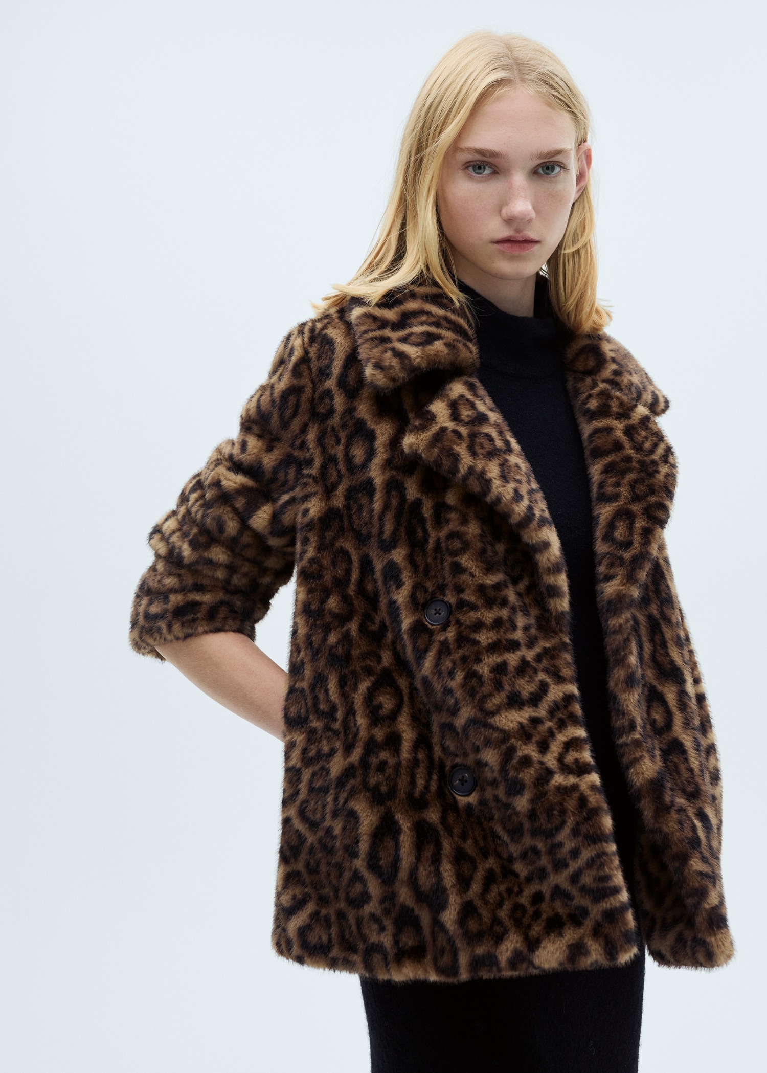 Abrigo leopardo efecto pelo - Plano medio