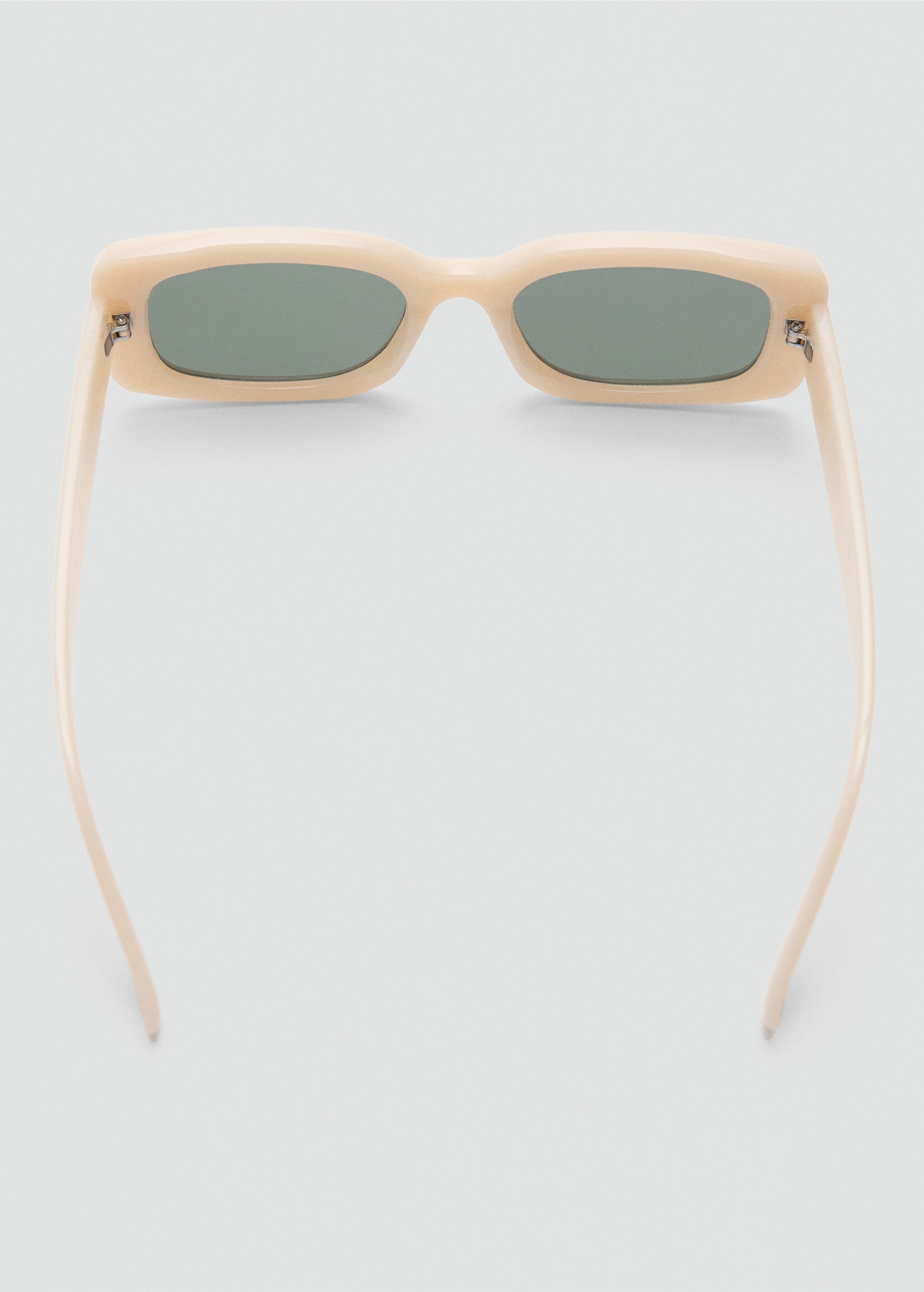 Солнцезащитные очки в пластиковой оправе - Деталь изделия 1