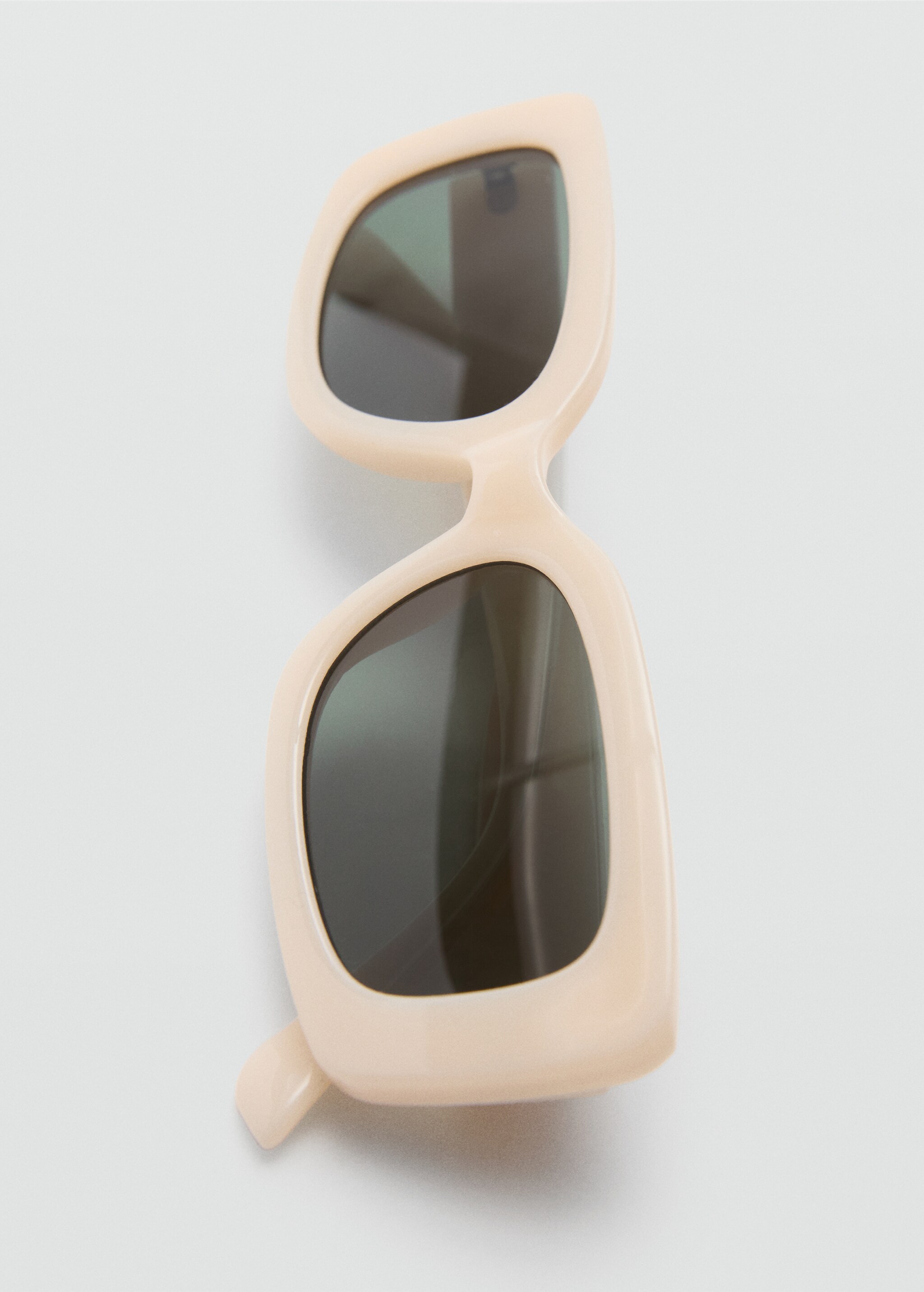 Солнцезащитные очки в пластиковой оправе - Деталь изделия 2