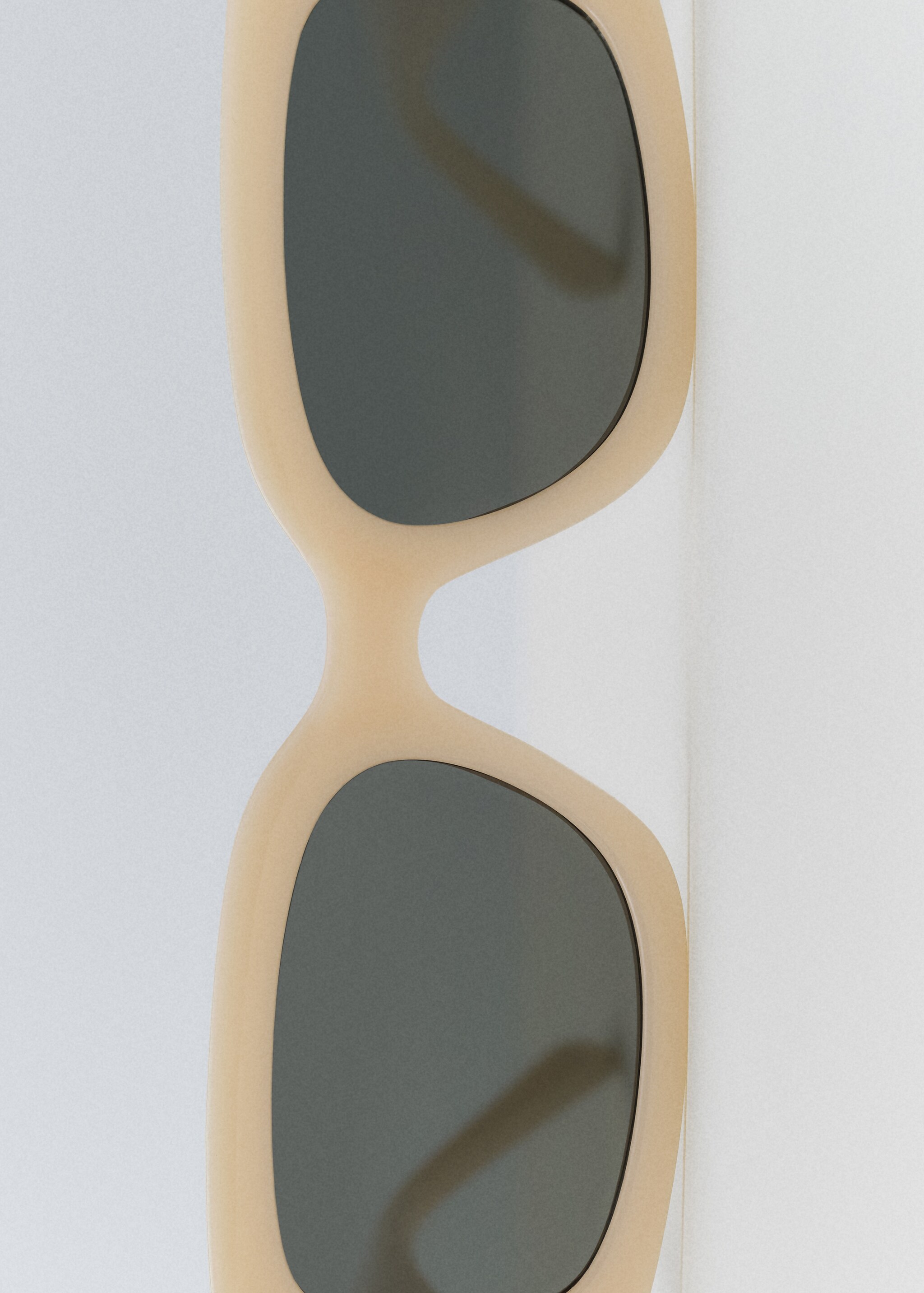 Солнцезащитные очки в пластиковой оправе - Деталь изделия 6