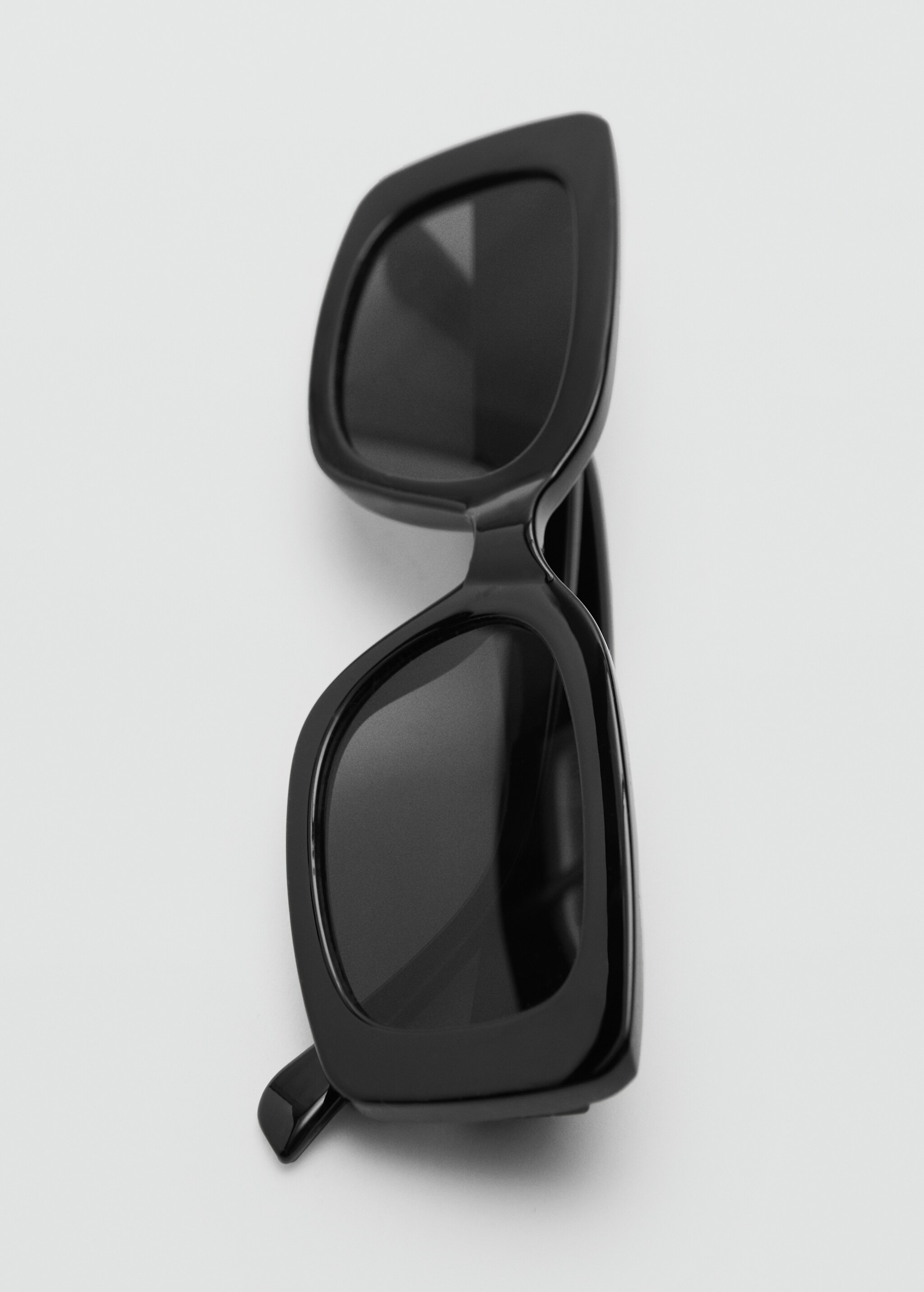 Солнцезащитные очки в пластиковой оправе - Деталь изделия 2
