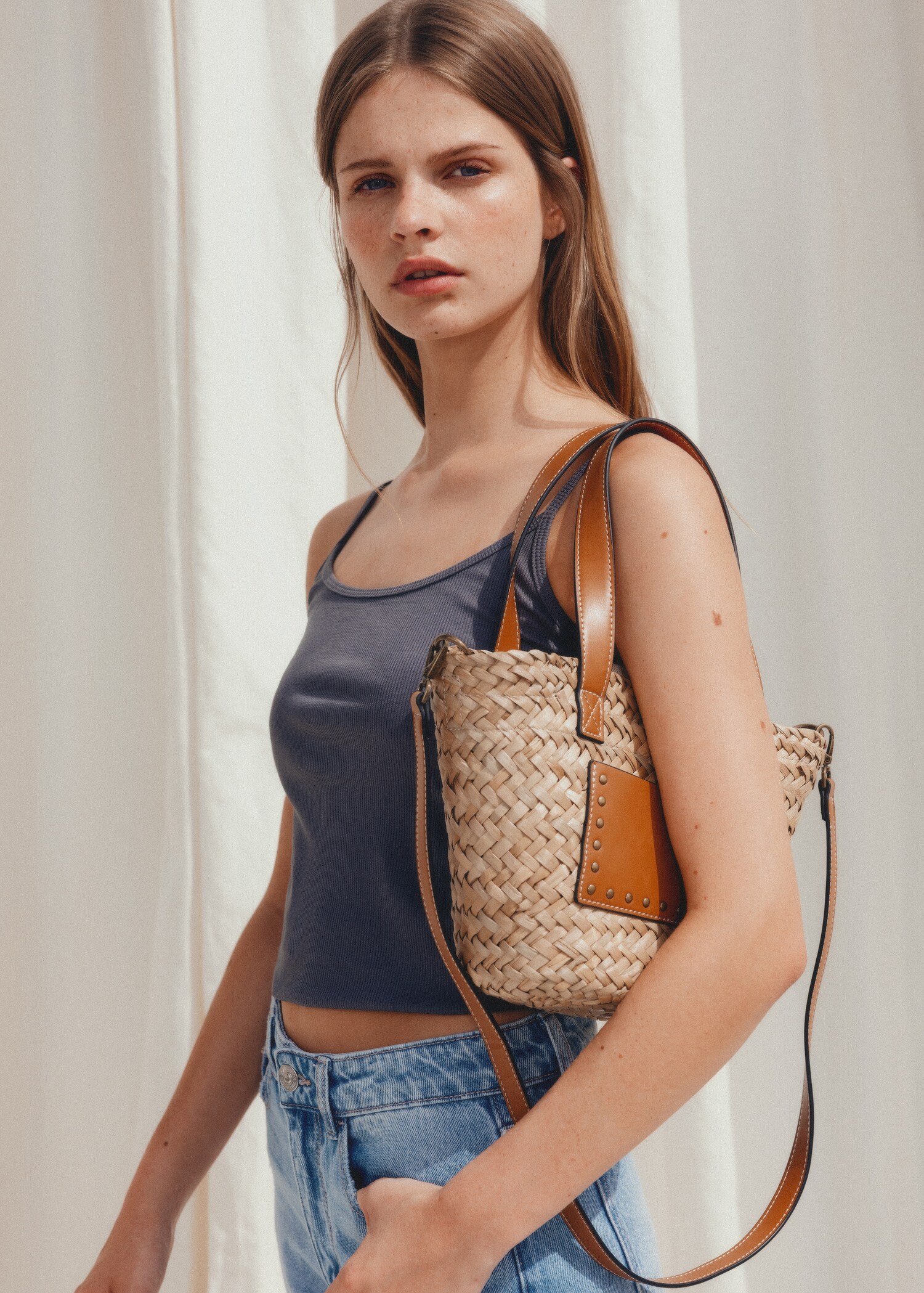 Basket bag with studs detail - Details of the article 6