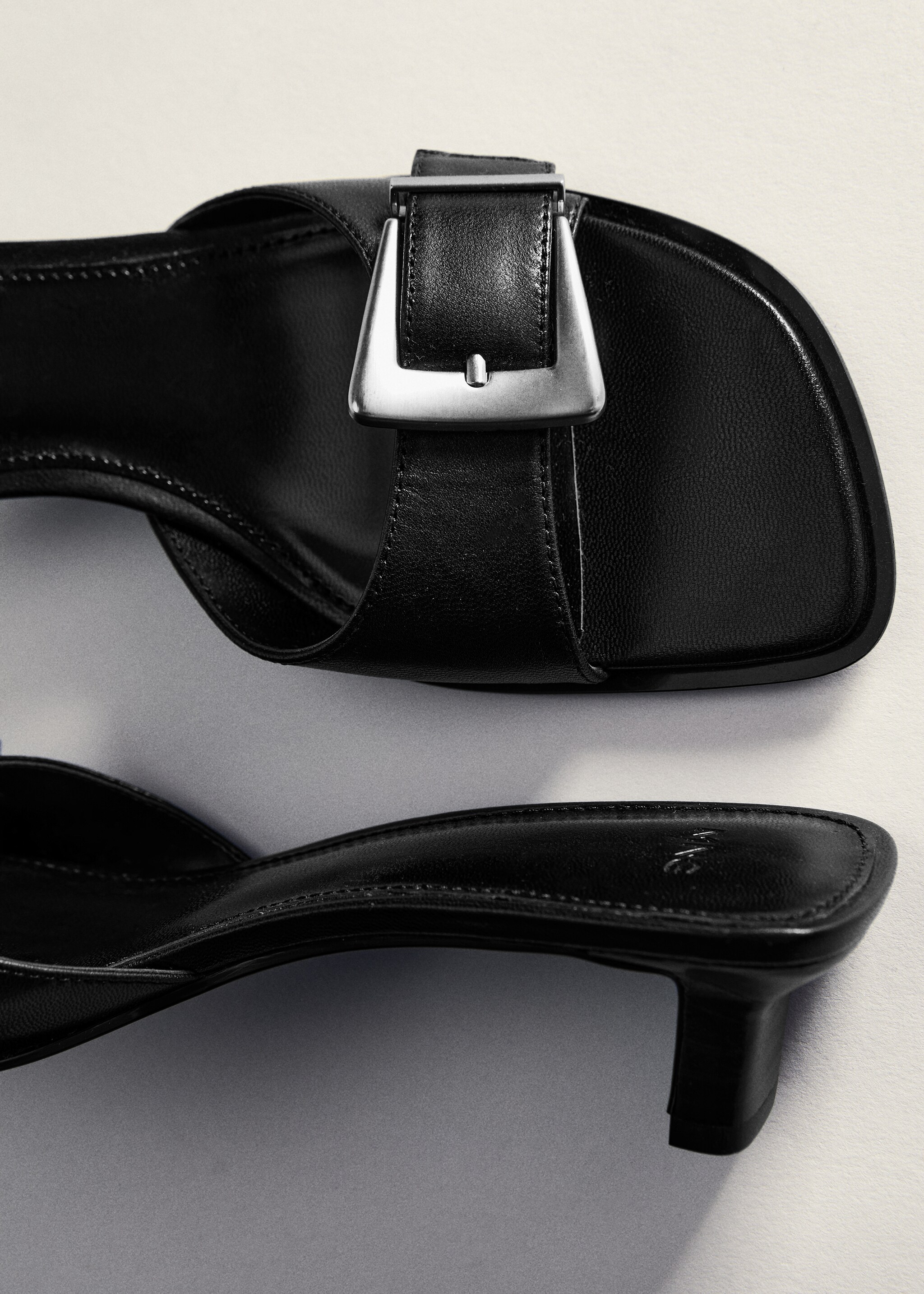 Buckle leather sandals - Details of the article 5