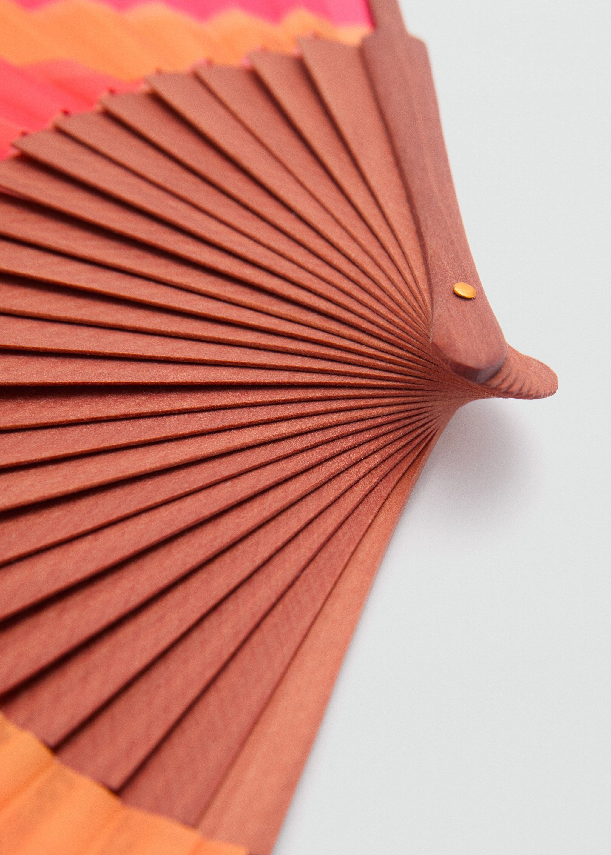 Wooden fan - Details of the article 1