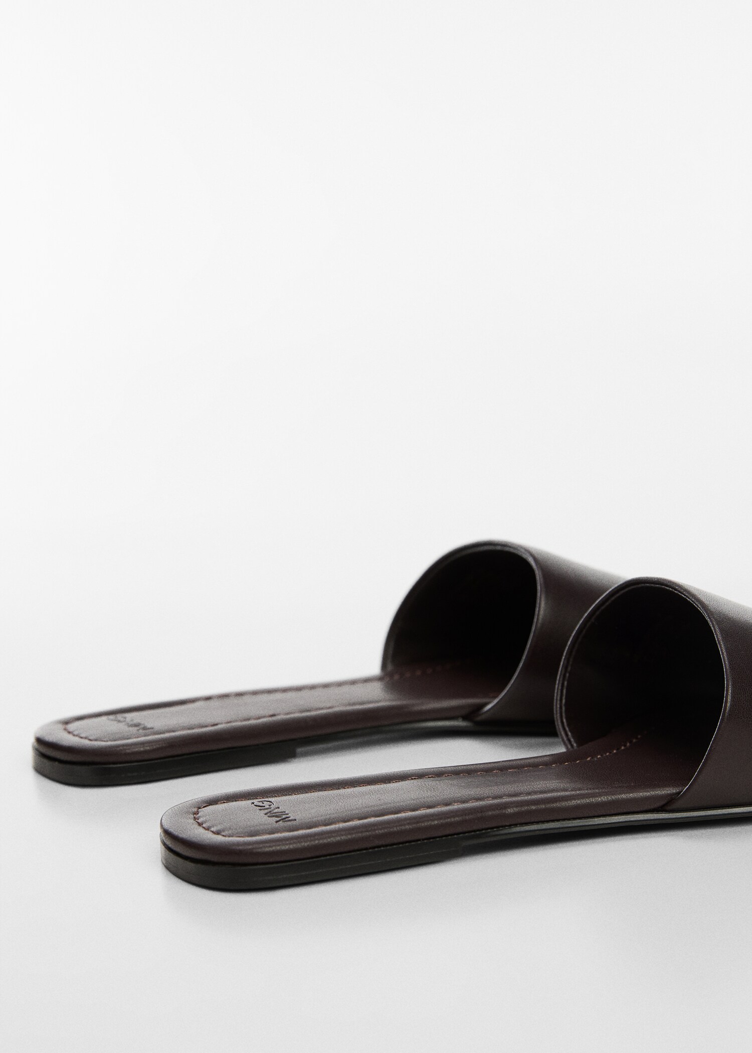 Leather sandals with a wide strap - Details of the article 1