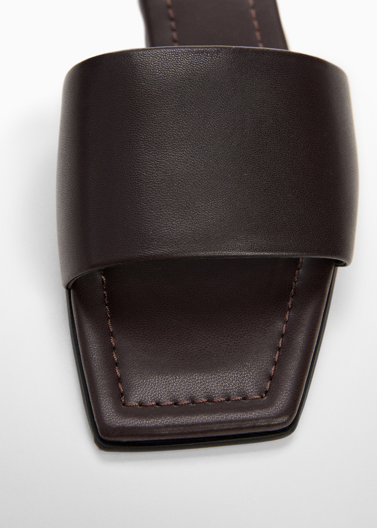 Leather sandals with a wide strap - Details of the article 2
