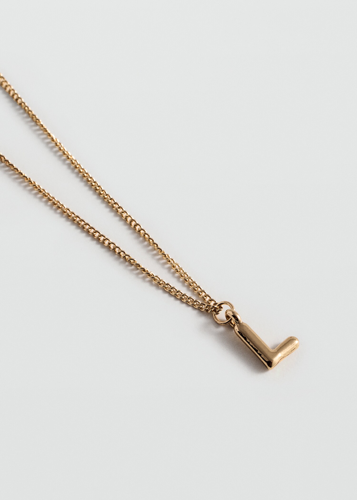 Collier pendentif lettre - Plan moyen