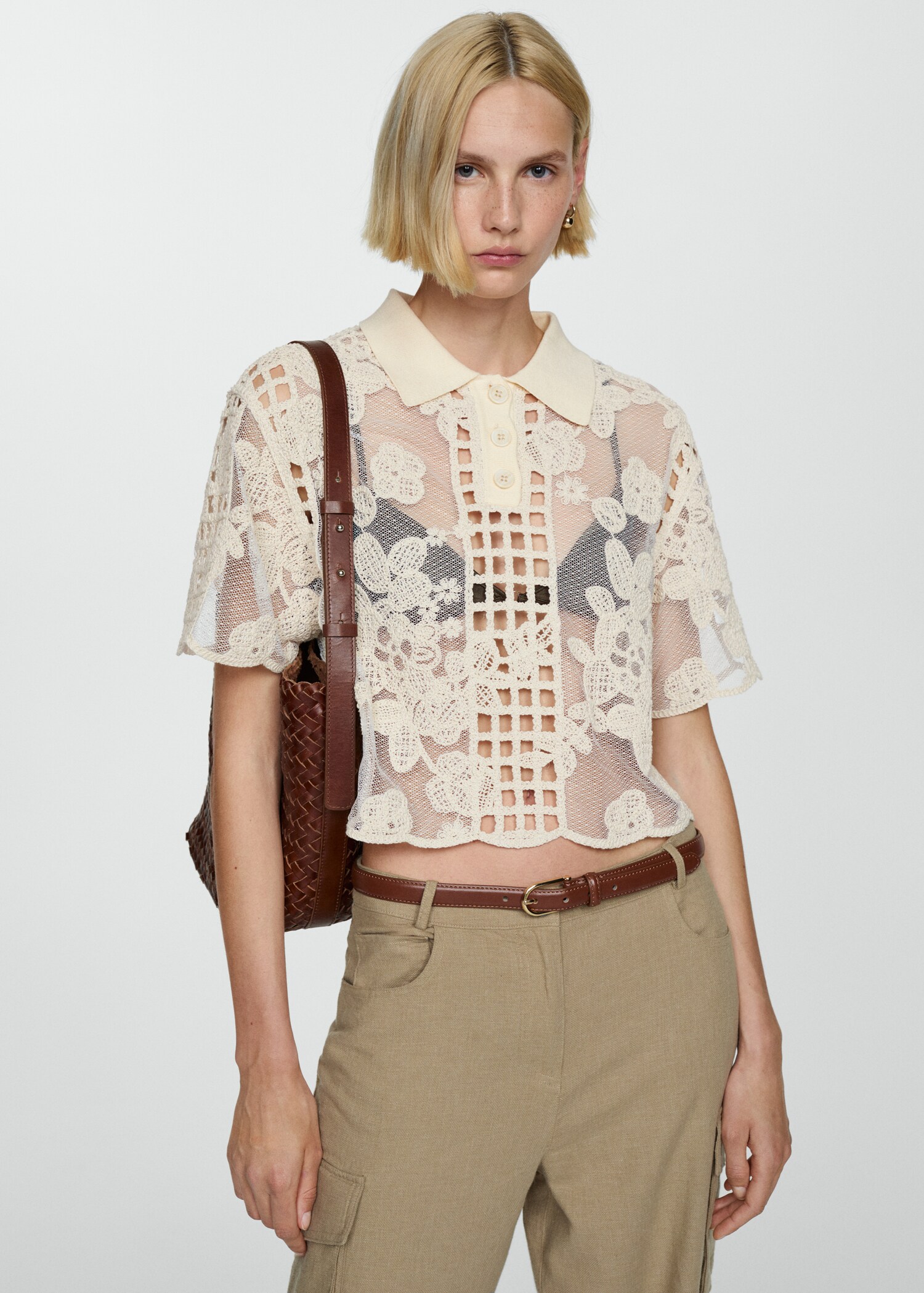 Blusa bordada com pormenores rendados - Plano médio