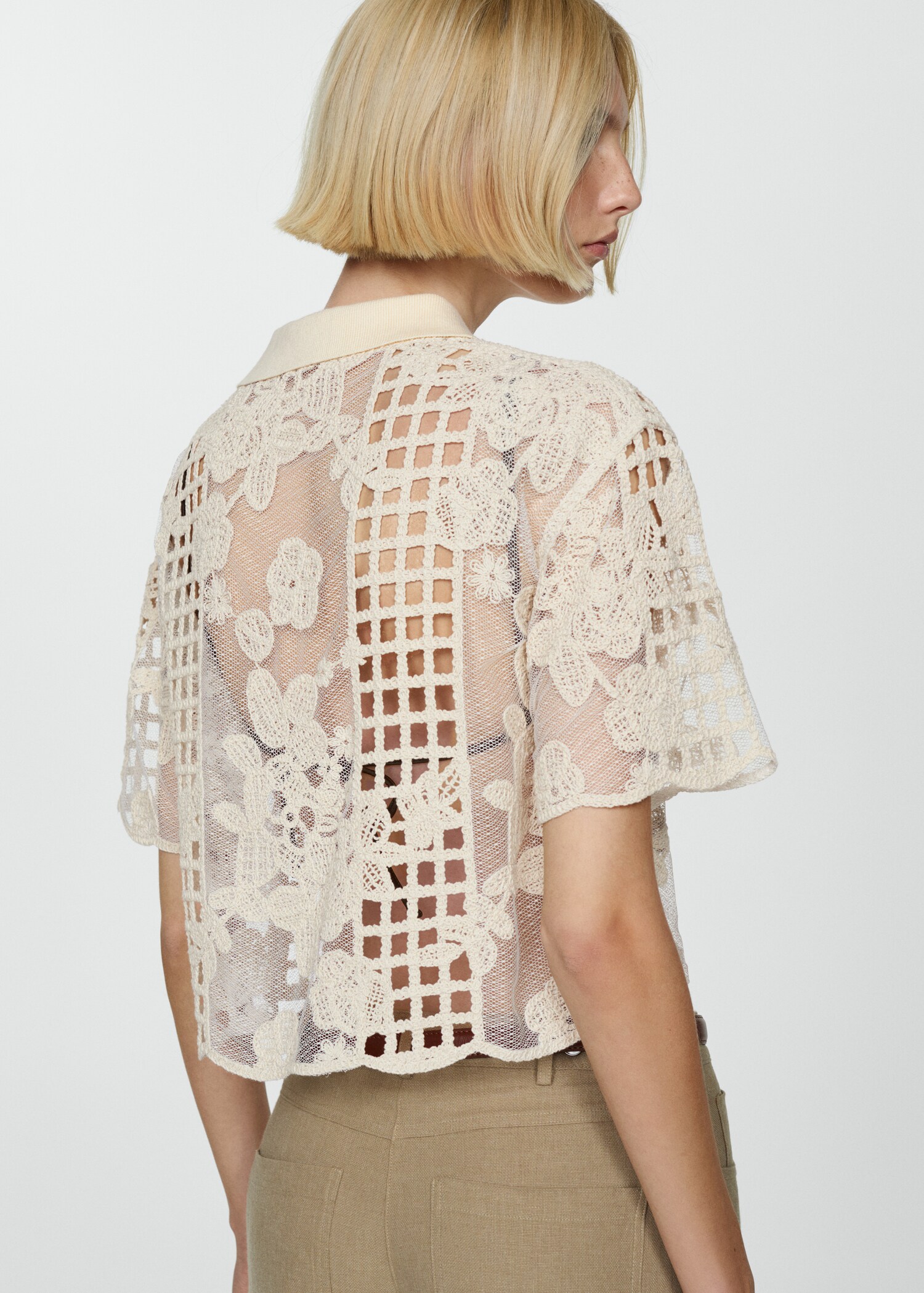 Blusa bordada com pormenores rendados - Verso do artigo