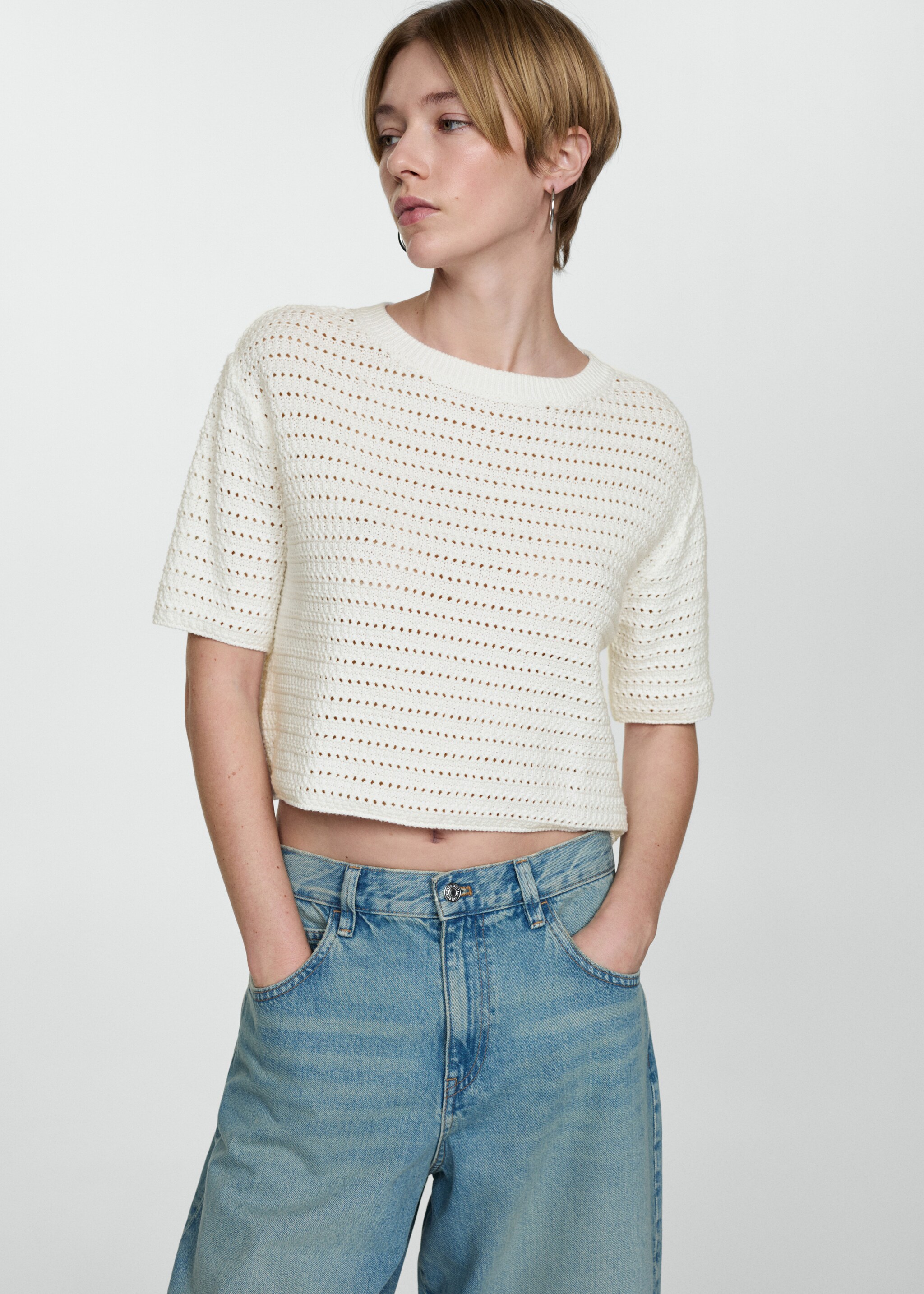 Knitted sweater with openwork details - Середній план