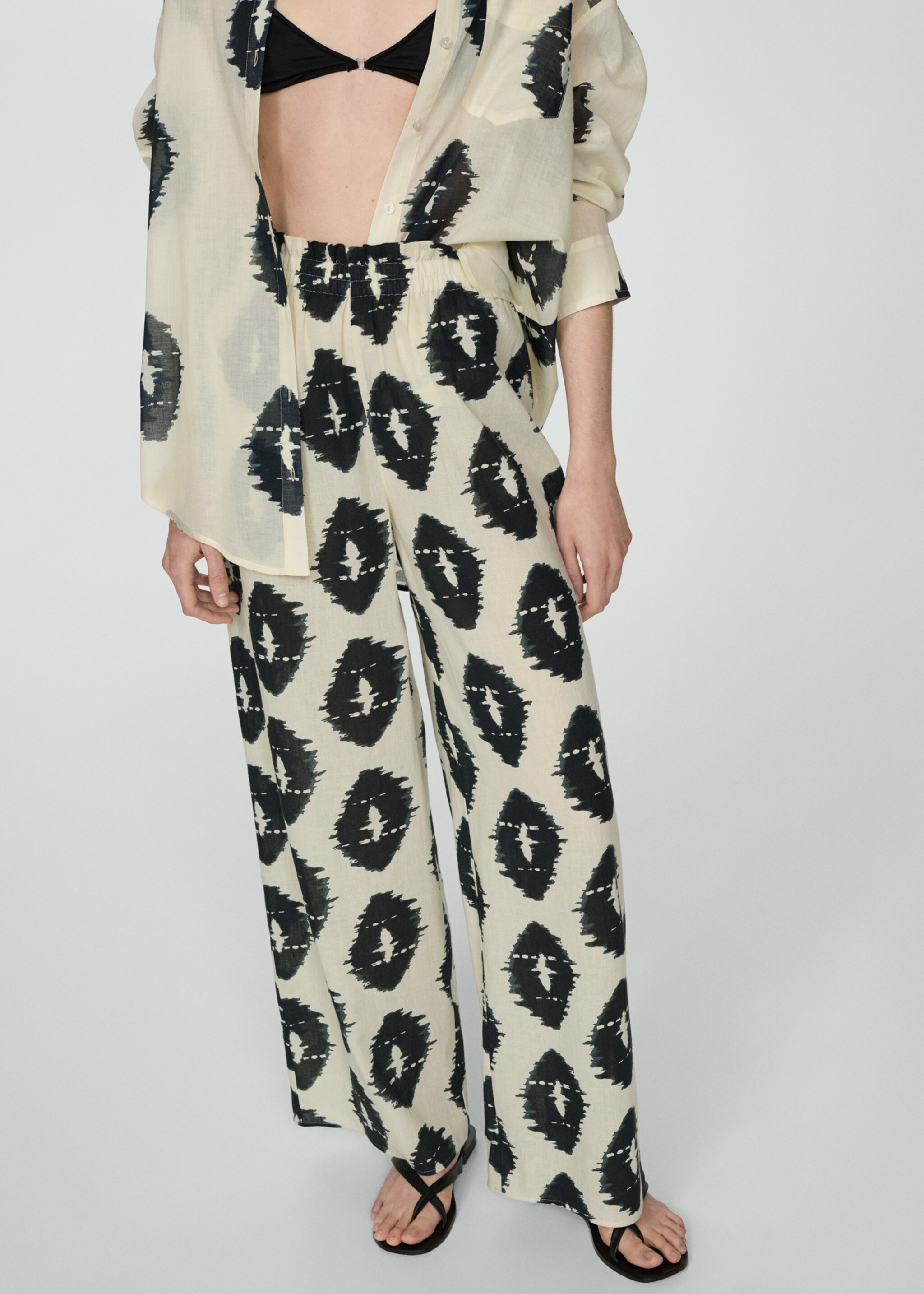 Pantalón estampado wideleg - Plano medio
