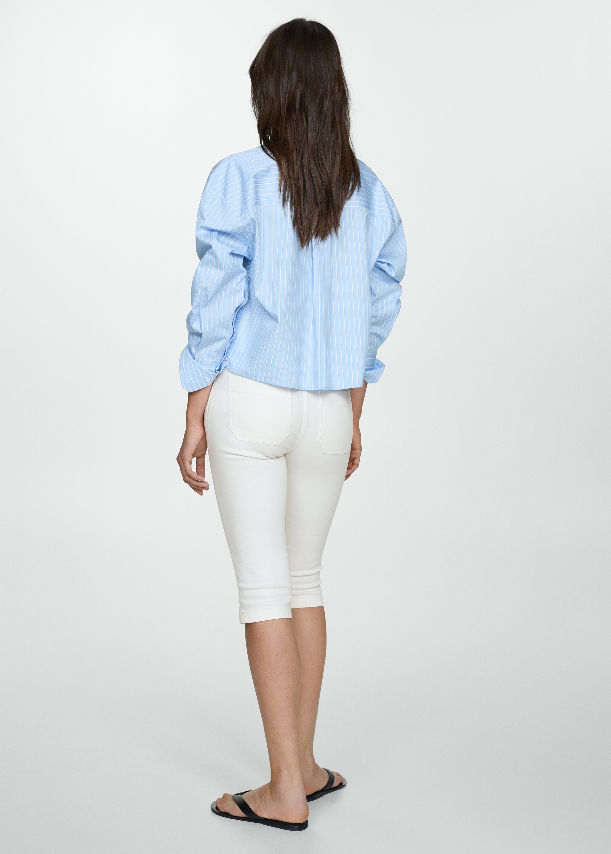 Slim capri jeans with decorative stitching - Обратная сторона изделия