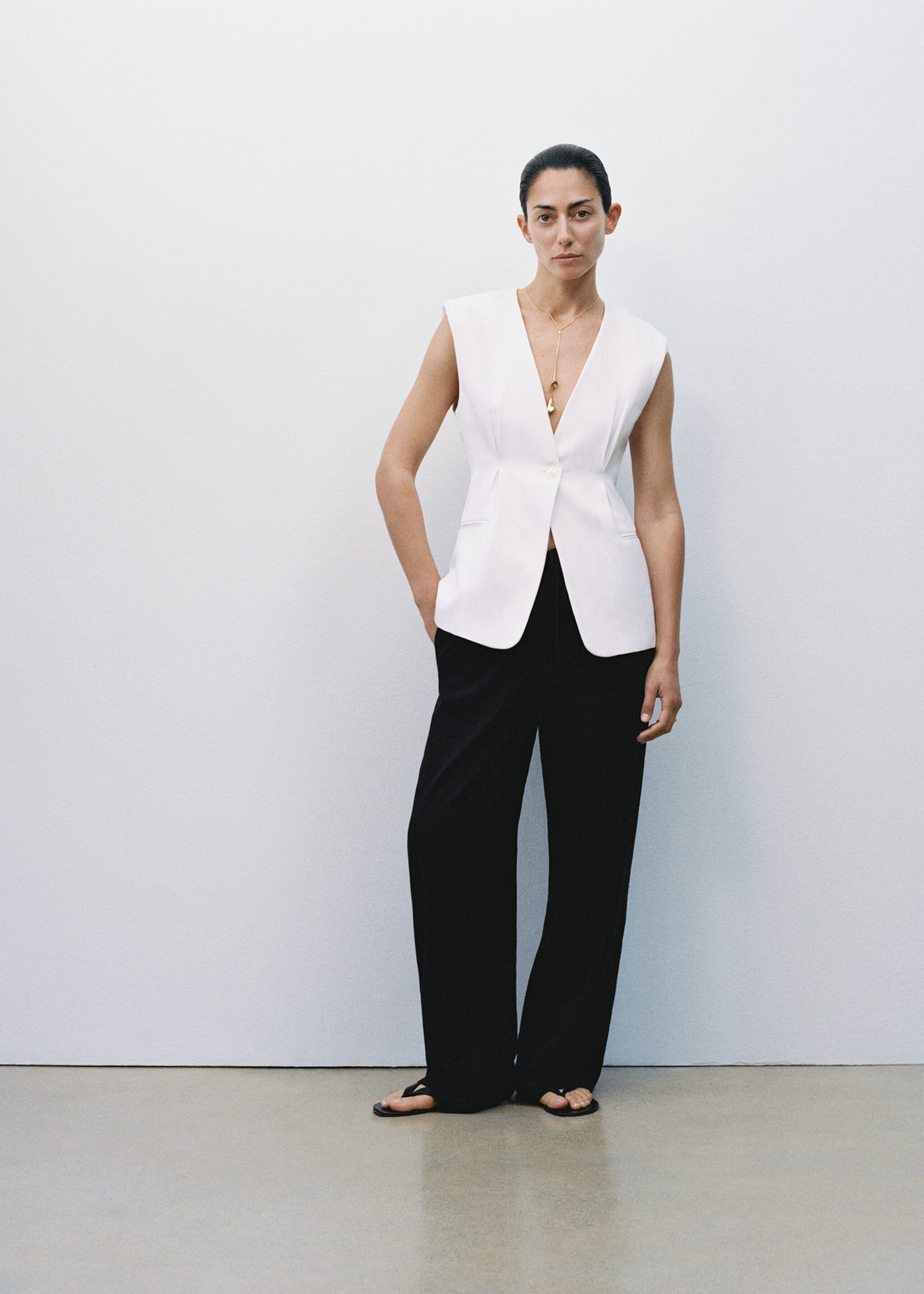 Straight linen-blend trousers - Details of the article 6, Black. Ref: 77040372-00.