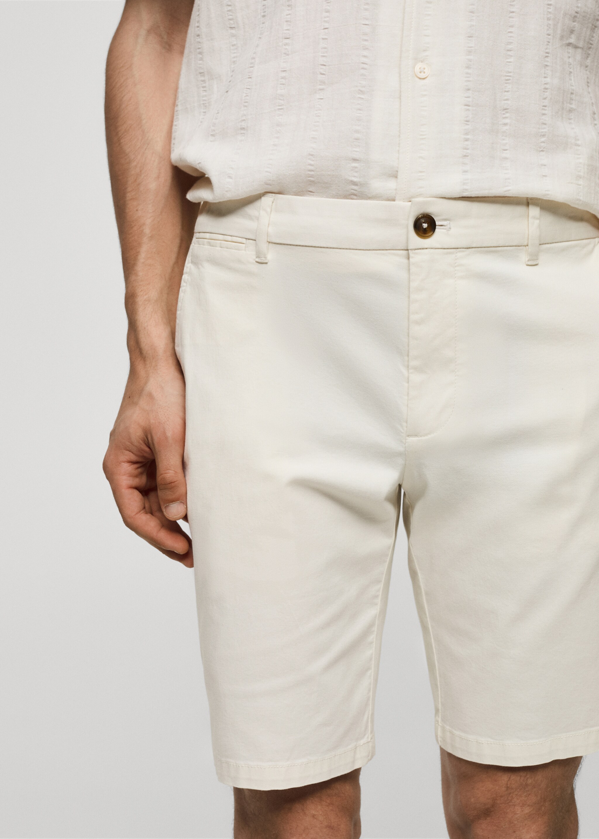 Bermuda slim-fit chino coton - Détail de l'article 1, Blanc cassé. Ref: 77040564-00.