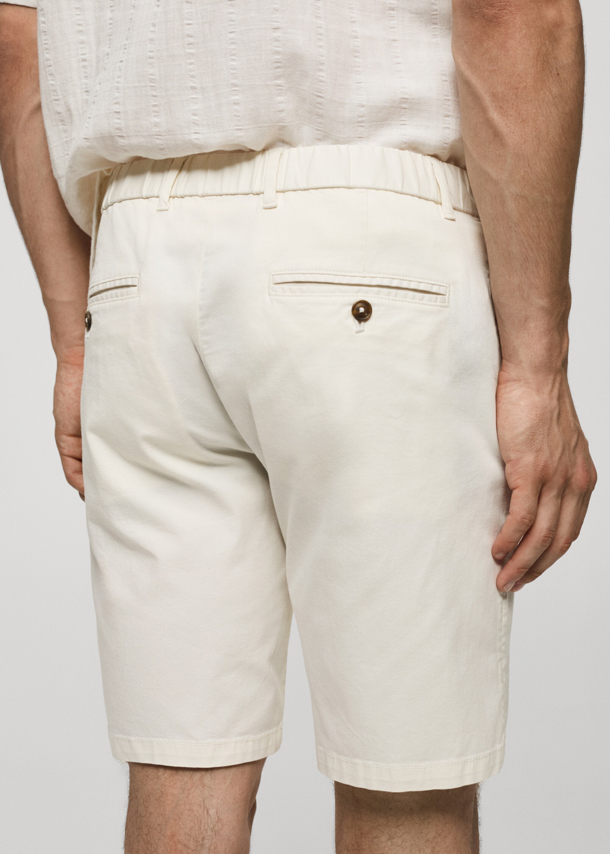 Bermuda slim-fit chino coton - Détail de l'article 6, Blanc cassé. Ref: 77040564-00.