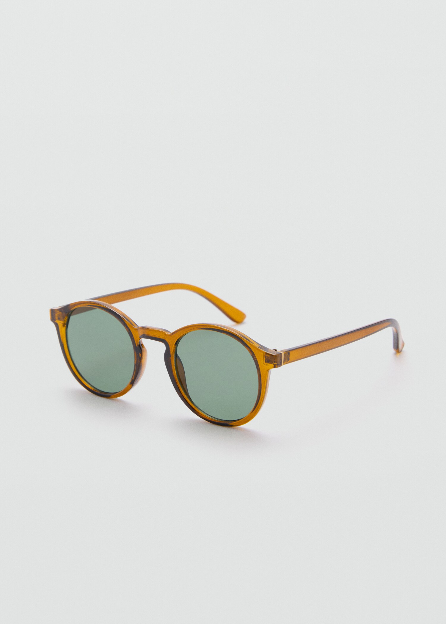 Lunettes de soleil rondes - Plan moyen