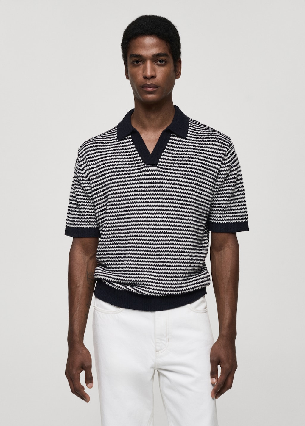 Mango Gestreiftes Stric-Poloshirt mit Kontrastkragen