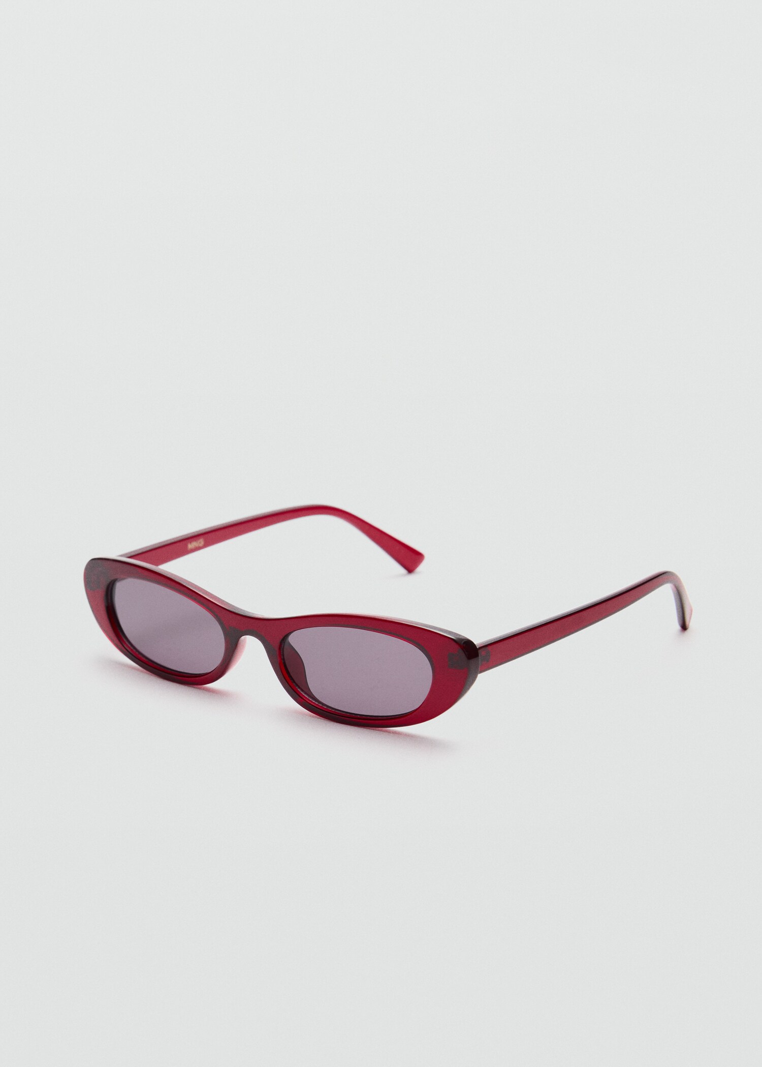 Lunettes de soleil ovales - Plan moyen