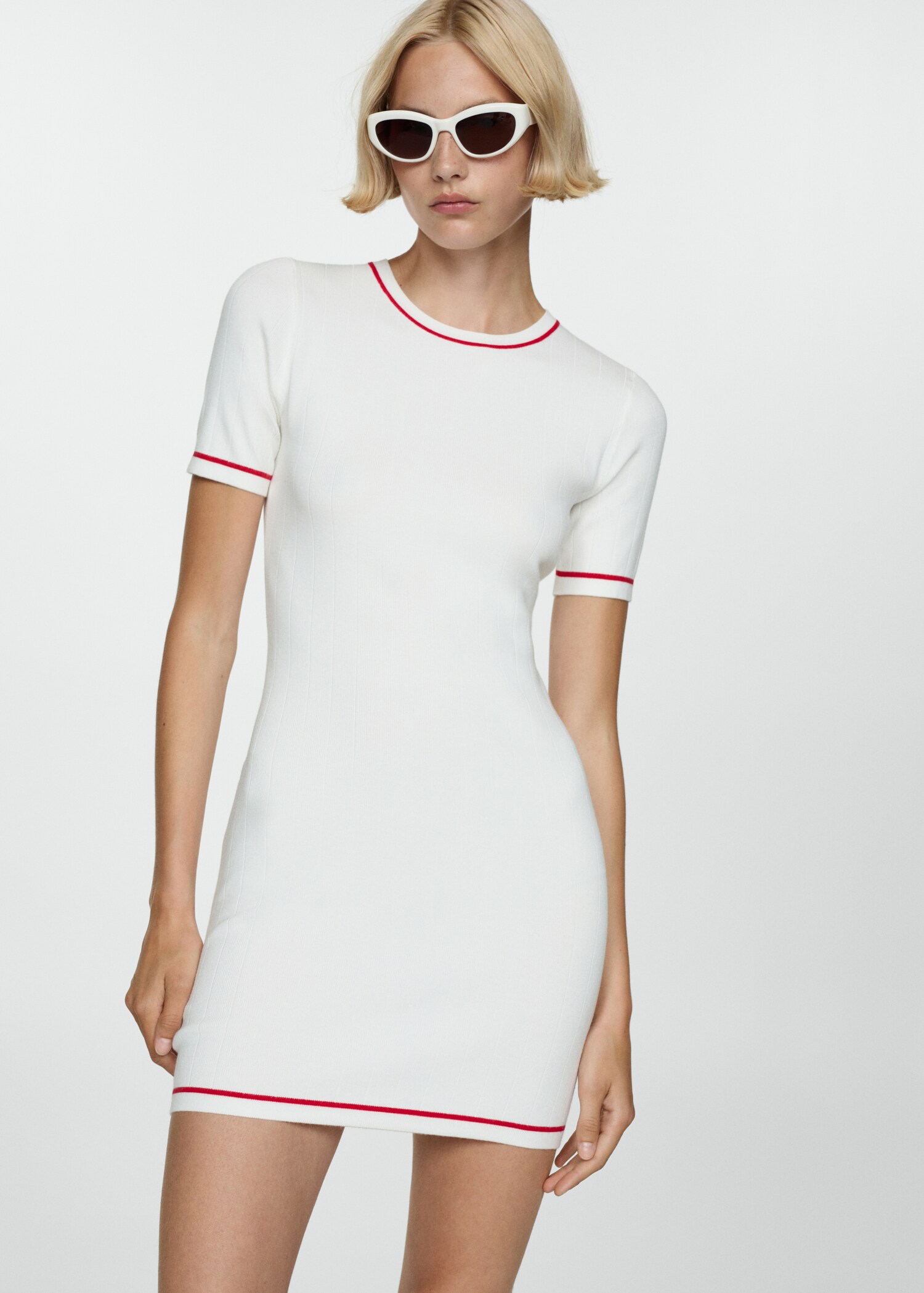 Vestido curto com terminações em contraste - Plano médio