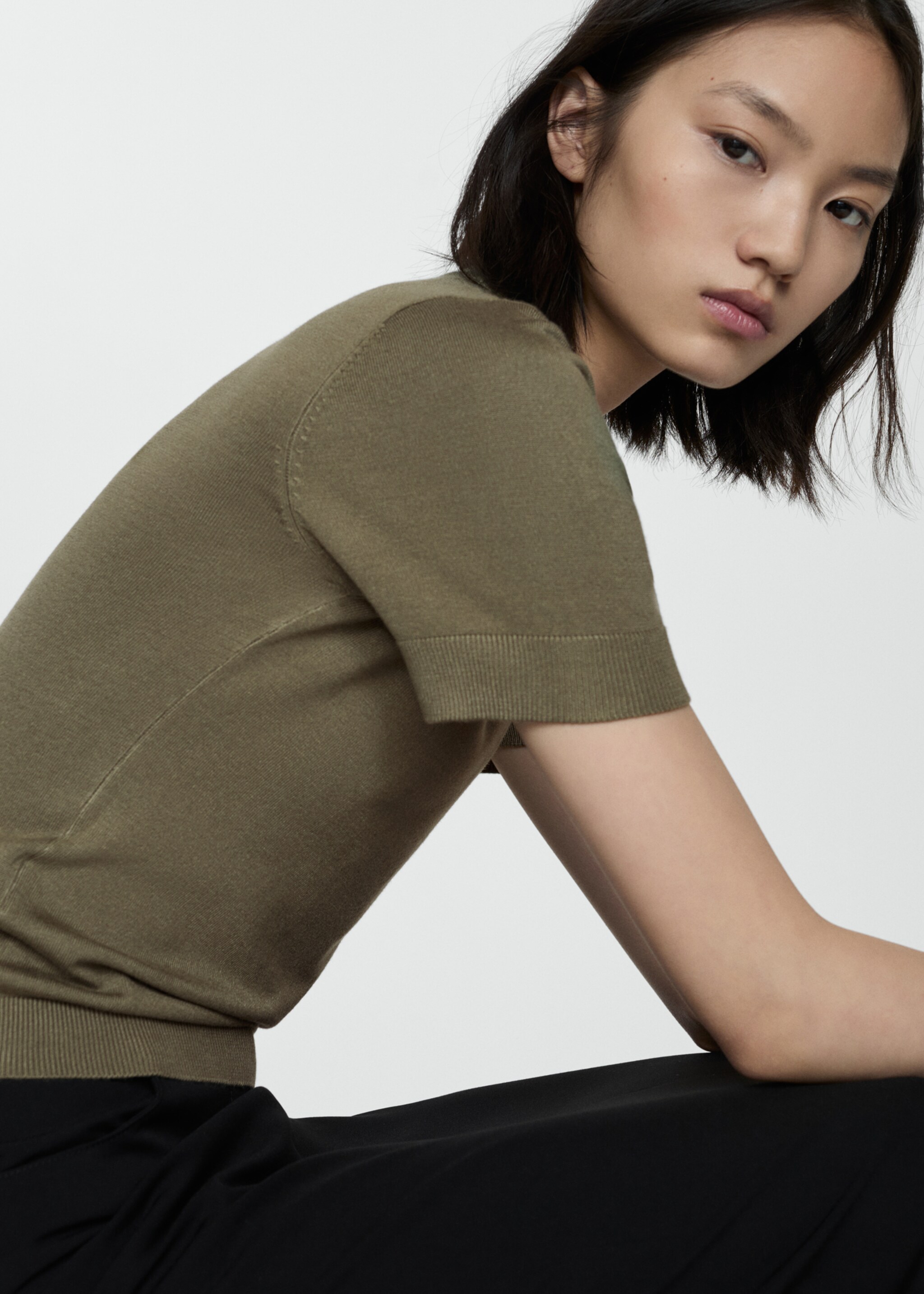 Short-sleeved fine-knit sweater - Medium plane