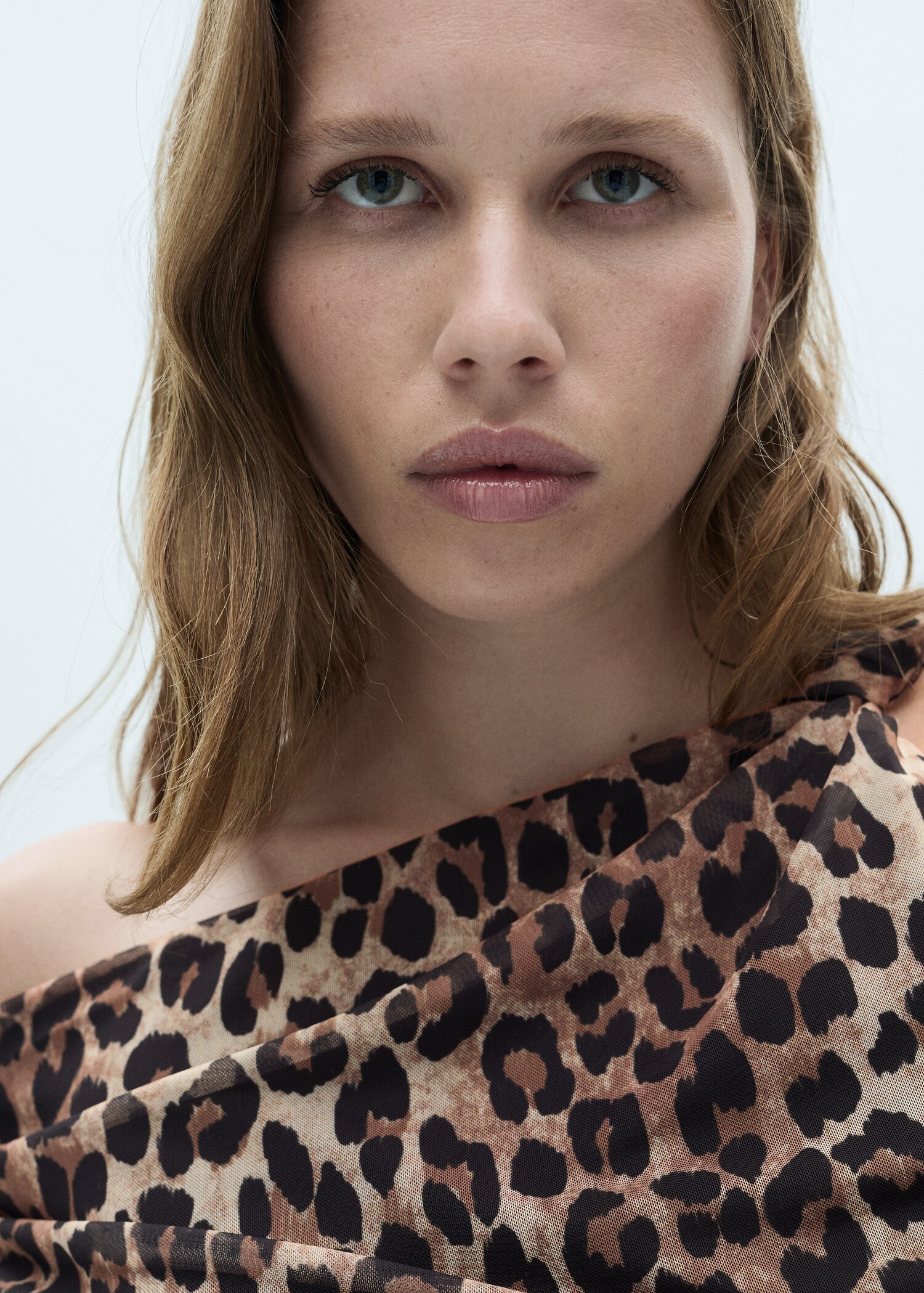 Asymmetrisches Top mit Leo-Print - Damen | MANGO Deutschland