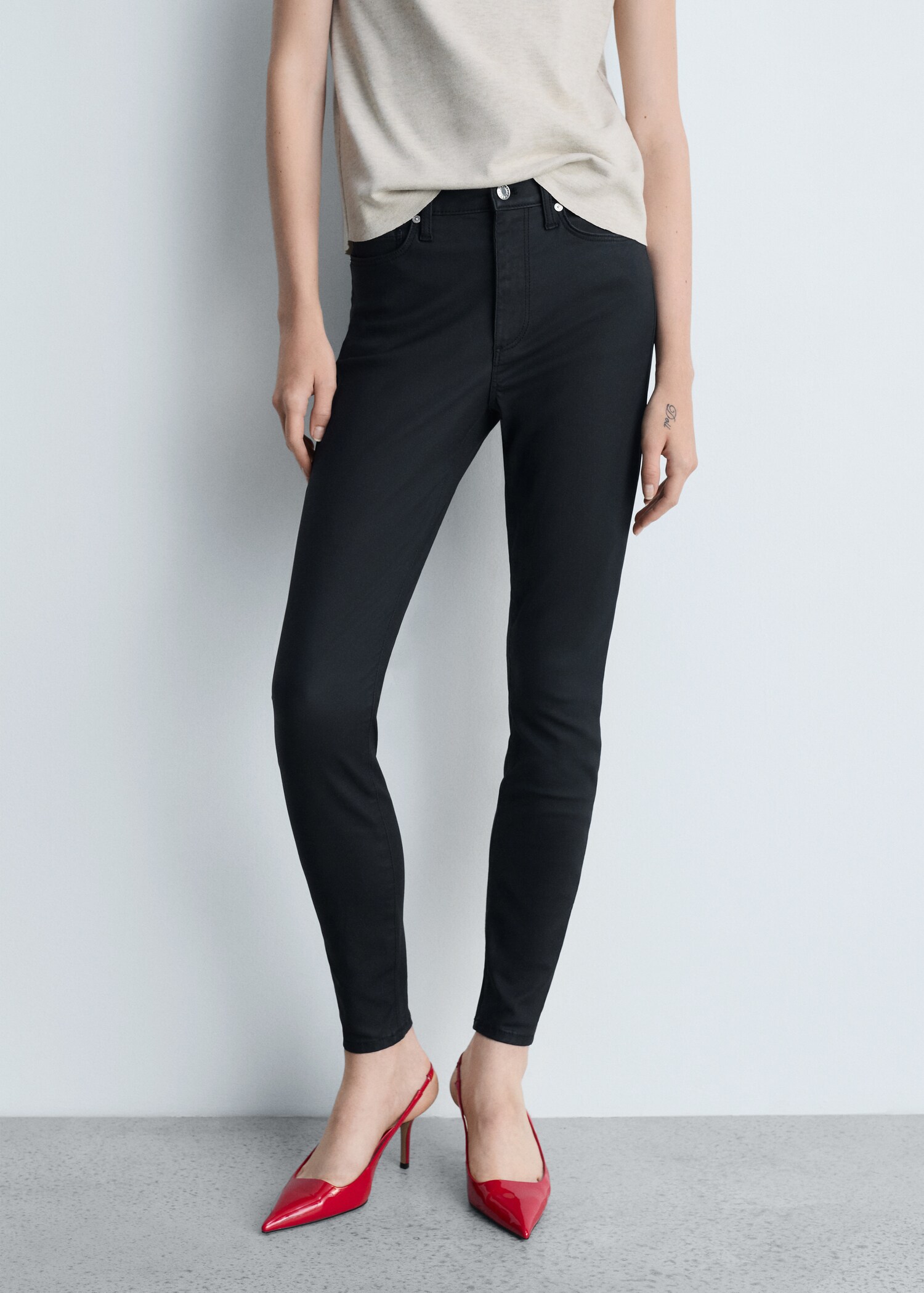 Jeans skinny tiro medio encerados - Plano medio