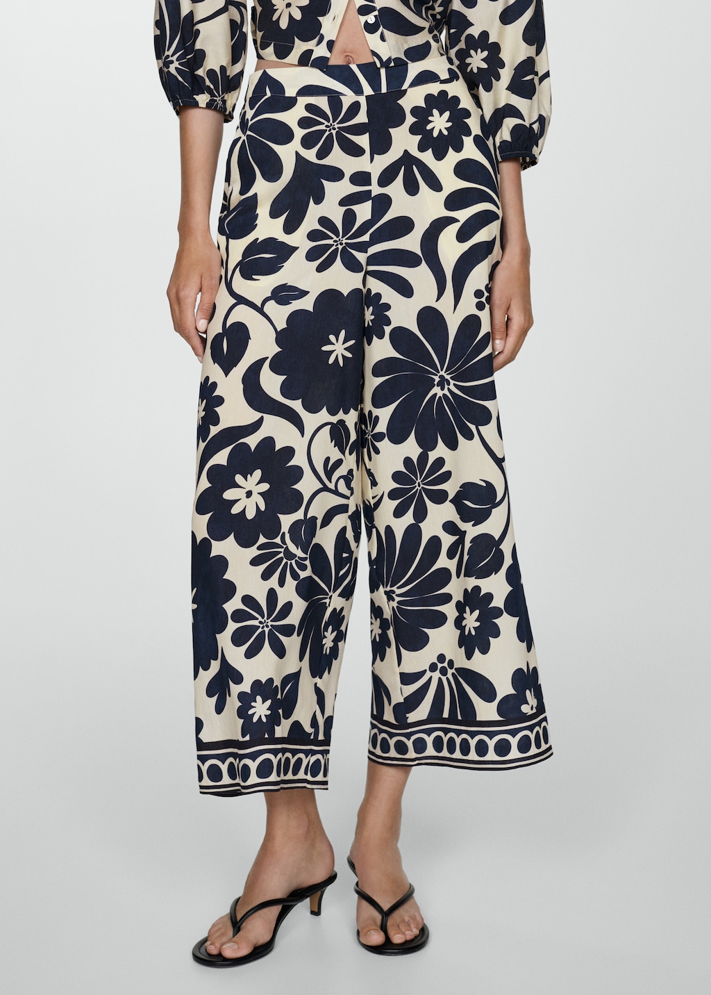 Mango Fließende Hose mit Blumendruck