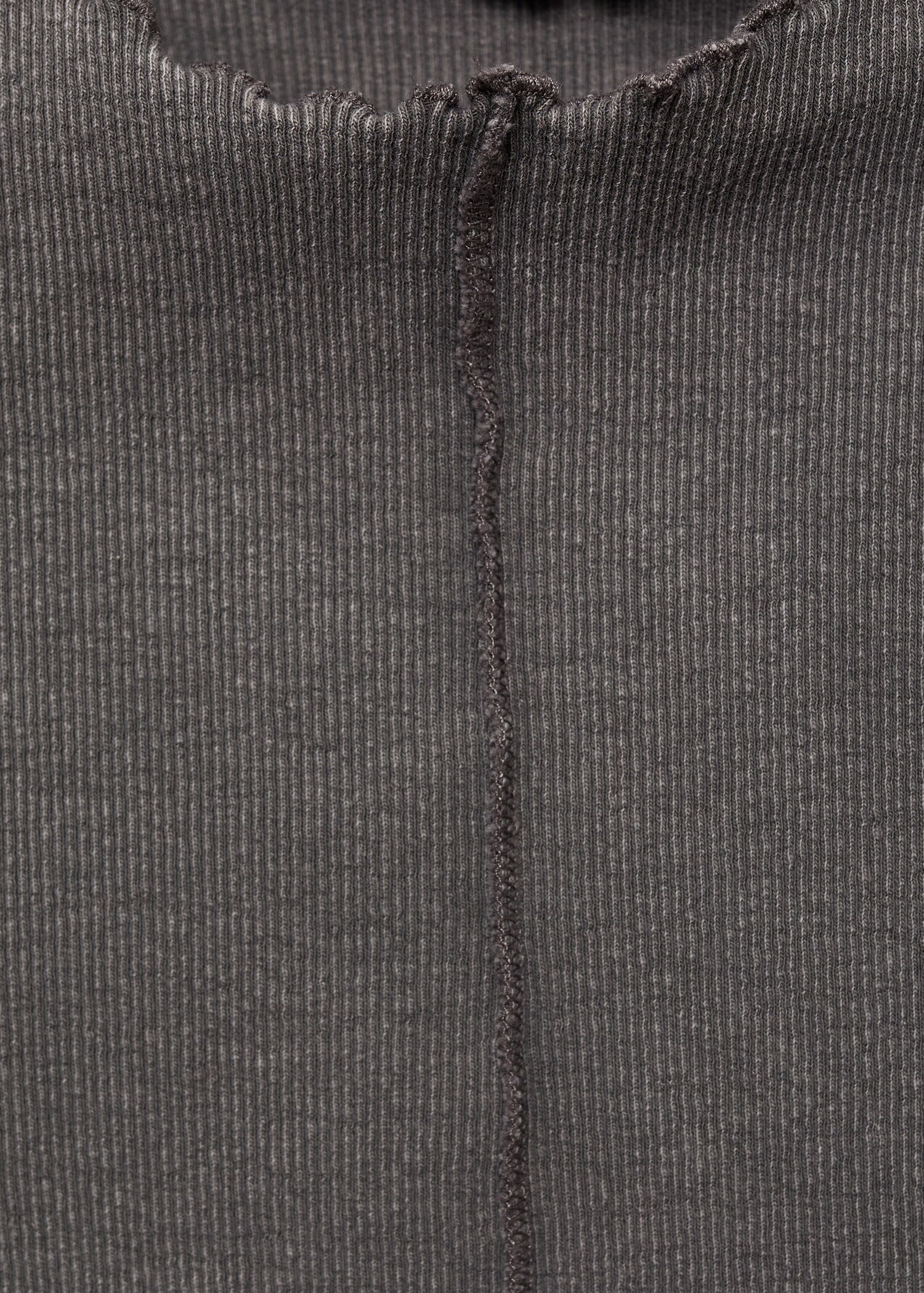 Long-sleeved t-shirt with decorative seams - Details of the article 8