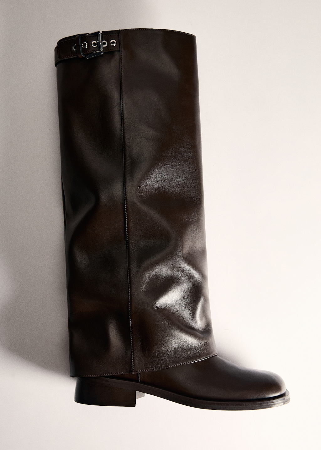 Buckles leather boots