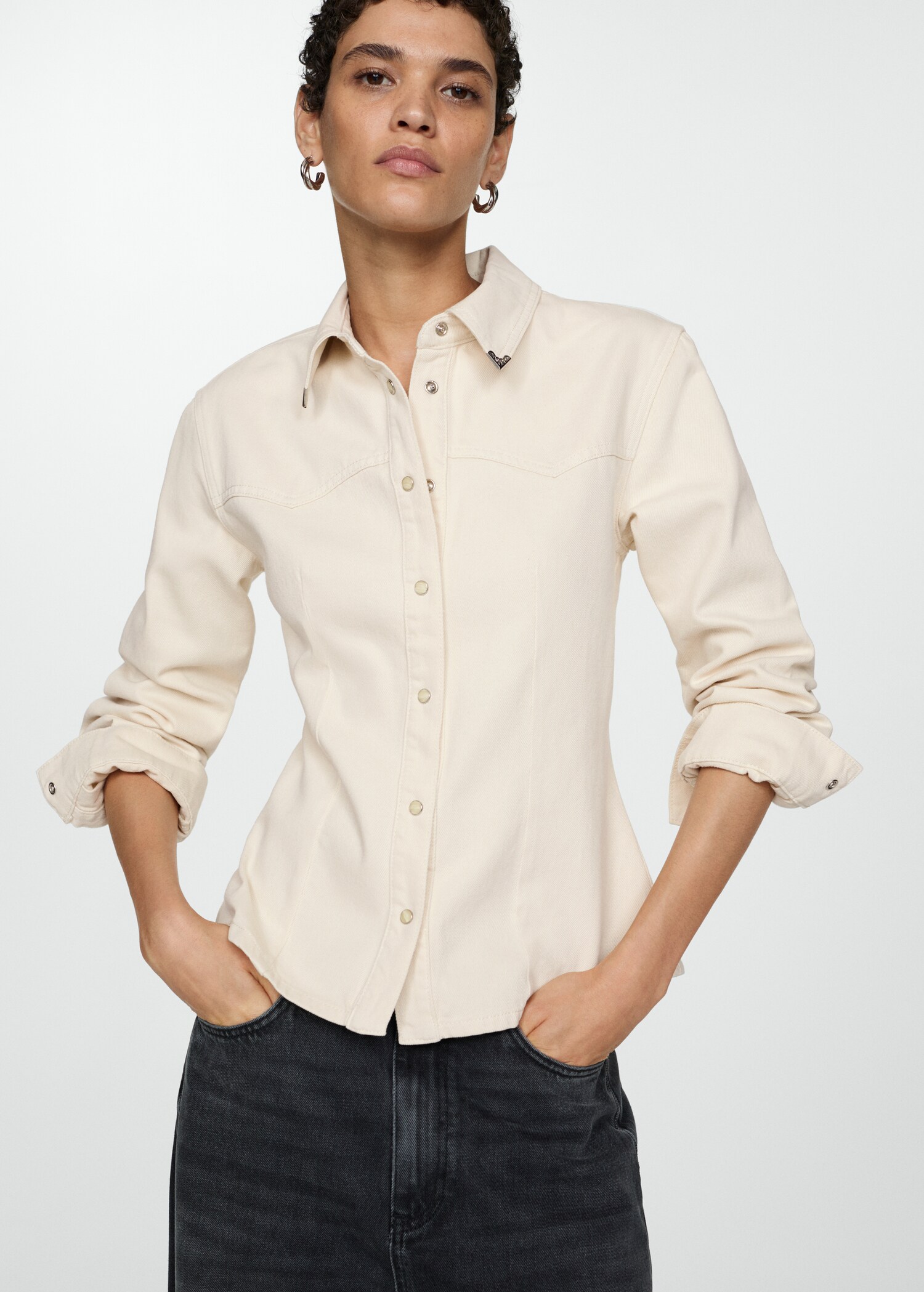 Chemise en jean cintrée - Plan moyen