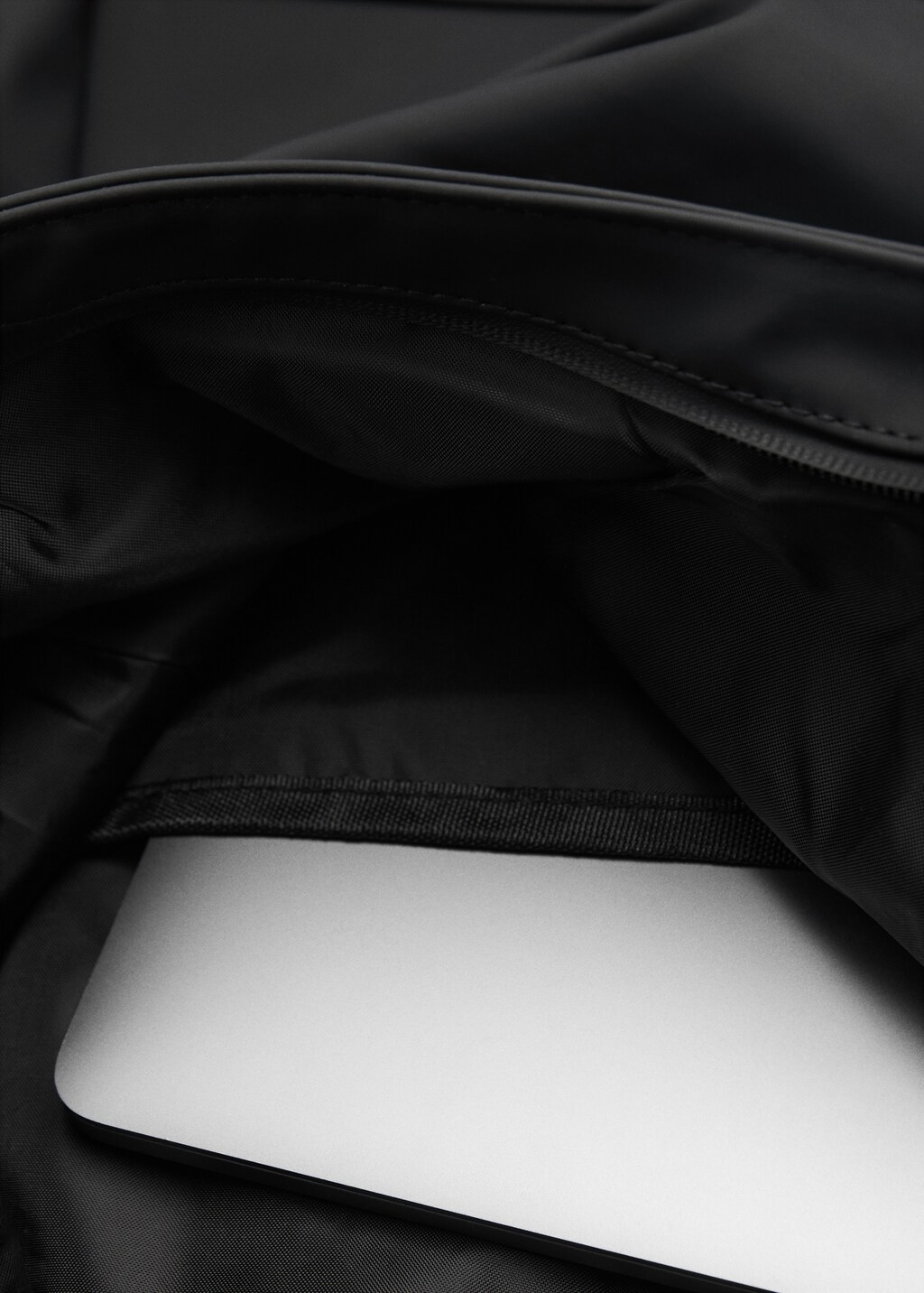 Mochila engomada cierre solapa Hombre MANGO Espana Peninsula y Baleares