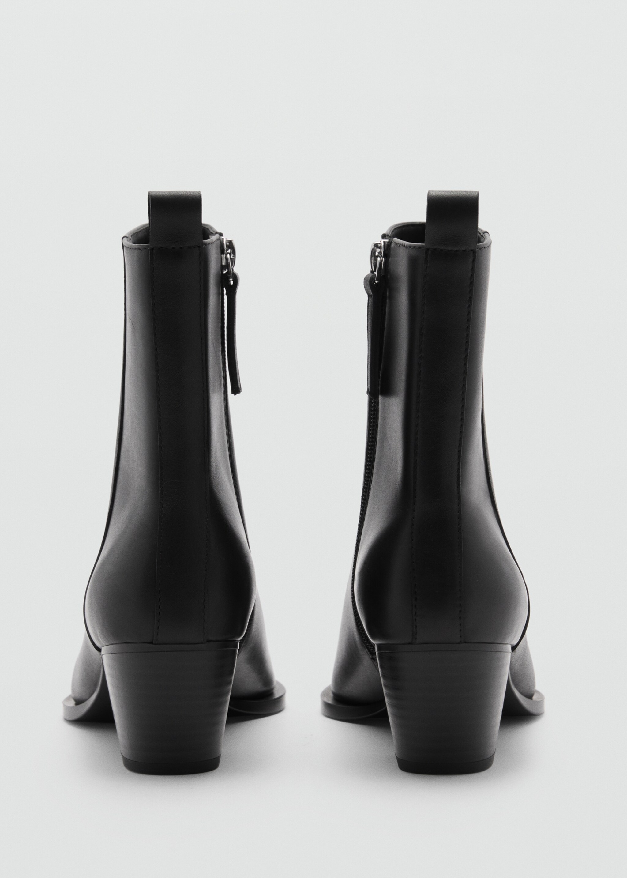 Leather ankle boots with block heel - Details of the article 2