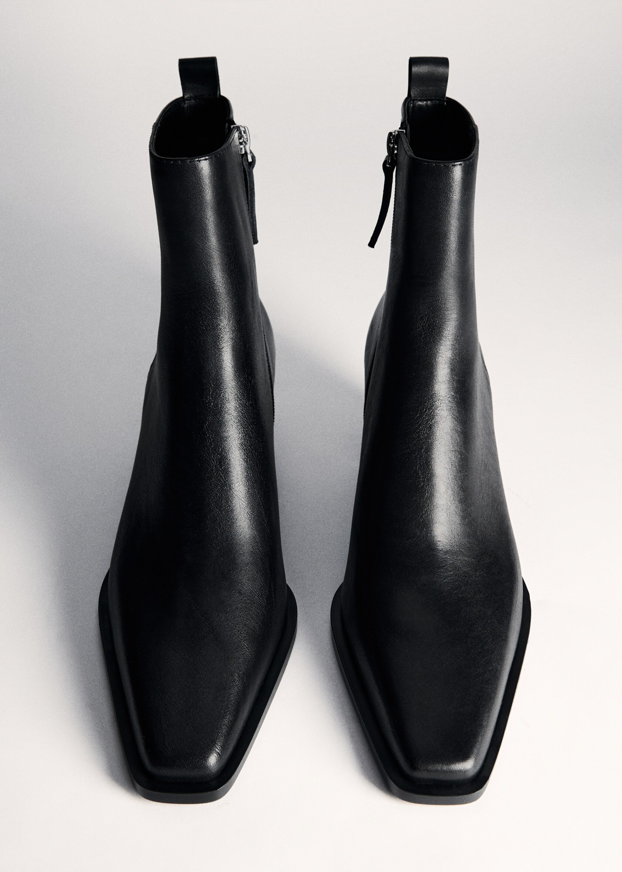 Leather ankle boots with block heel - Details of the article 5