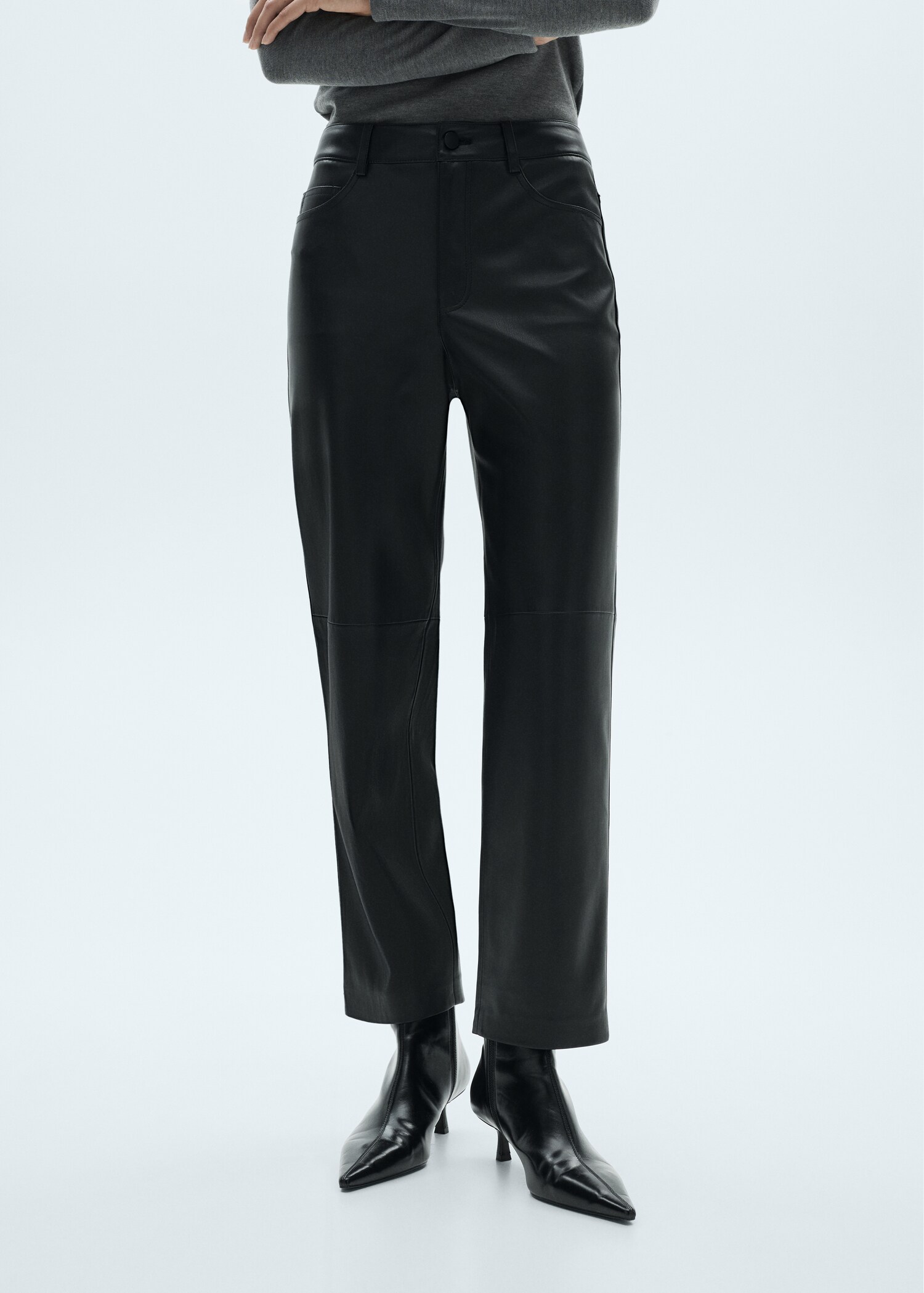 Pantalón recto efecto piel - Plano medio