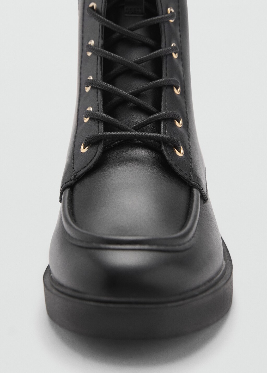 Buckle boots