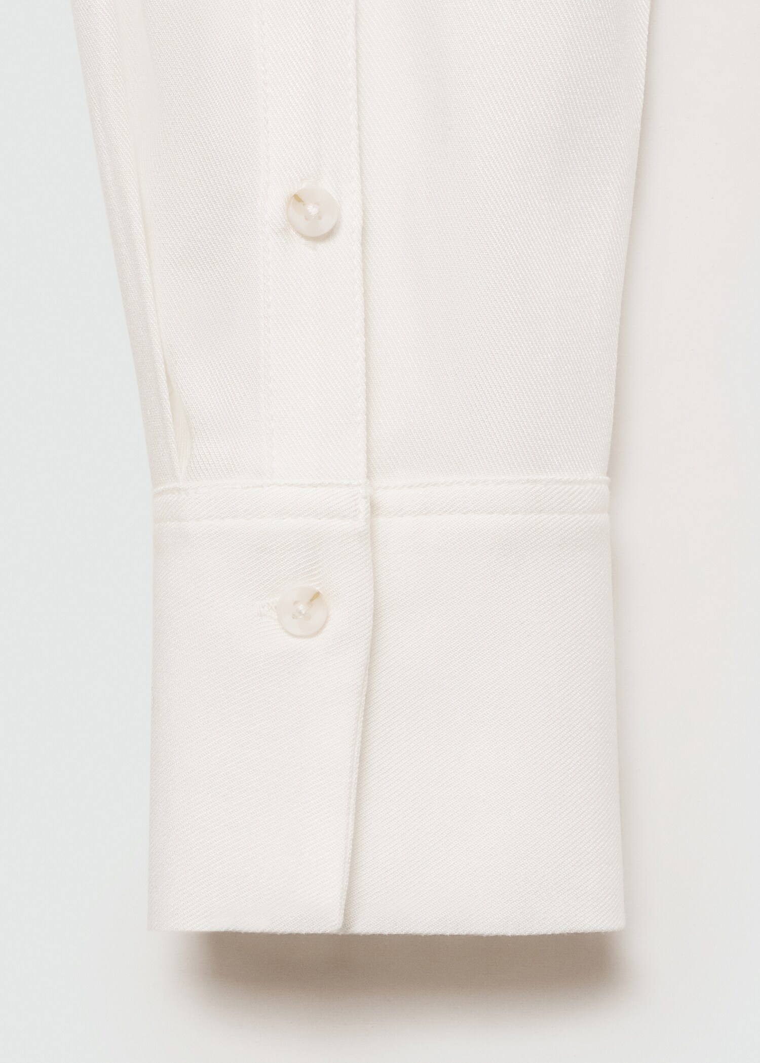Buttoned flowy shirt - Details of the article 0