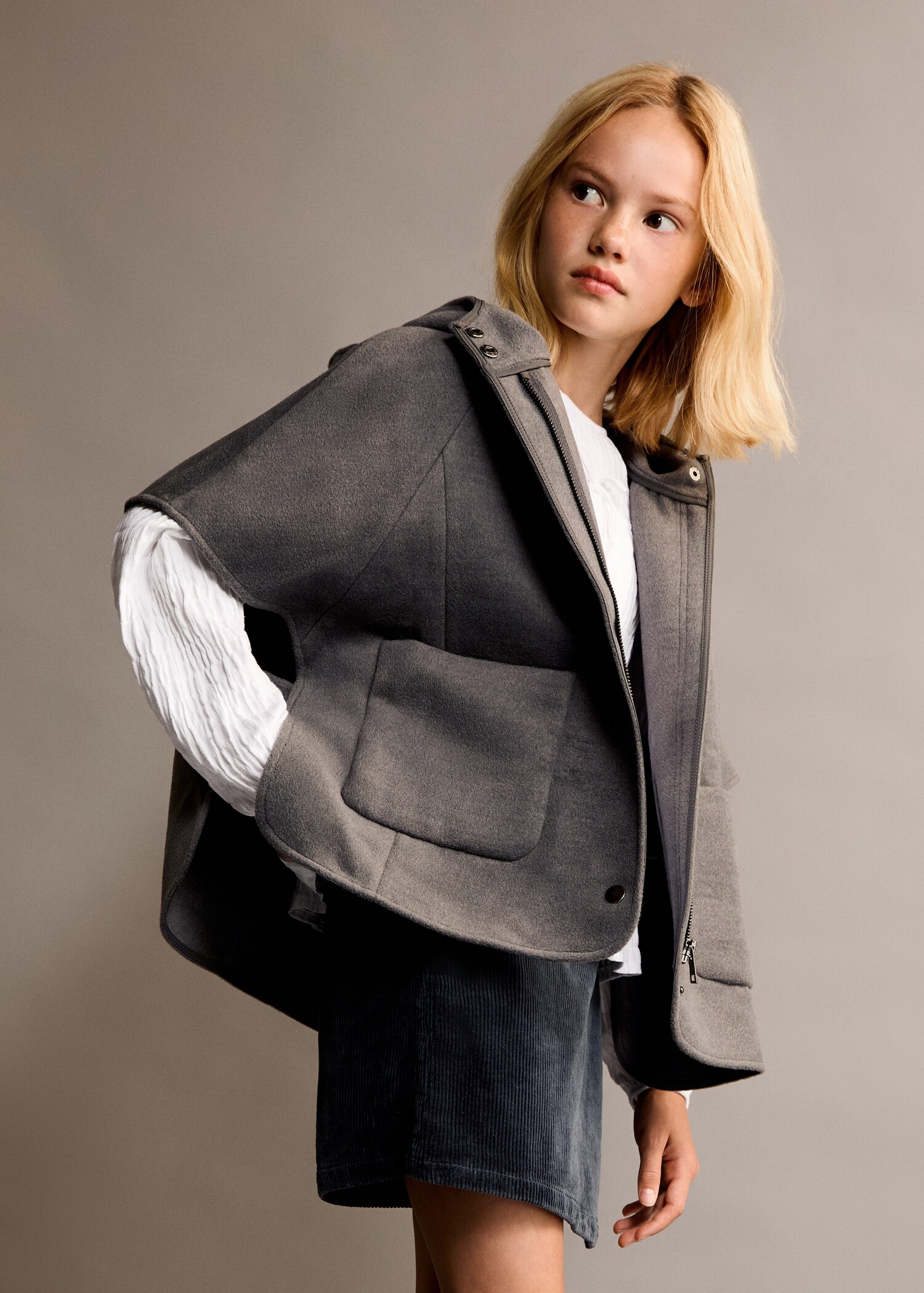 Veste style cape boutons - Plan moyen