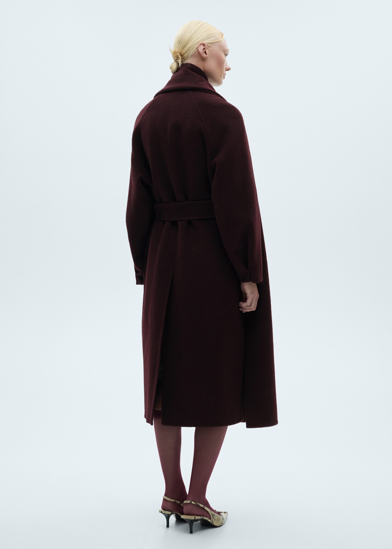Wool coat with detachable scarf - Reverse of the article