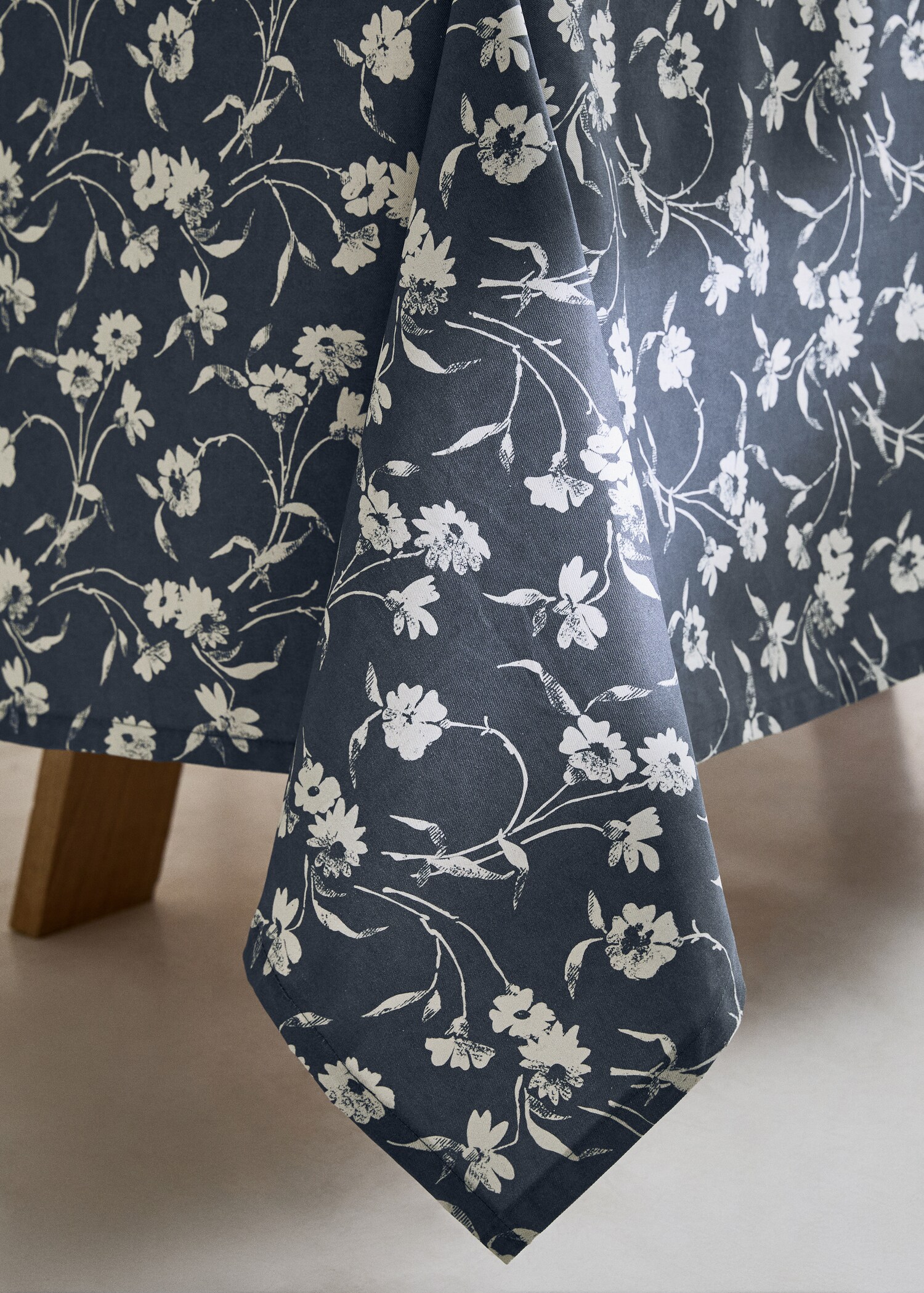 Waxed cotton floral tablecloth 150x150cm - Details of the article 7