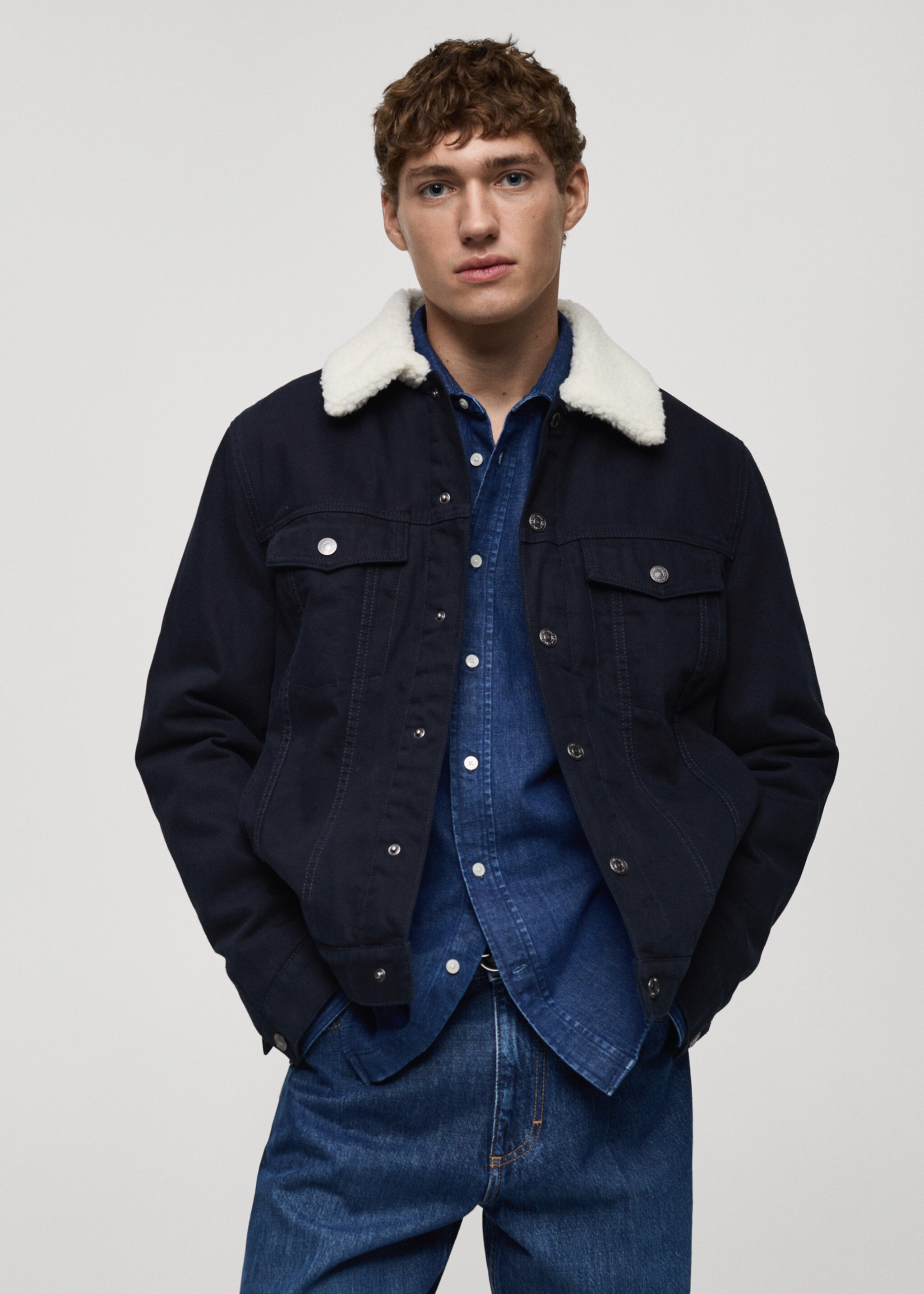 Blouson en jean col imitation mouton retourné - Plan moyen